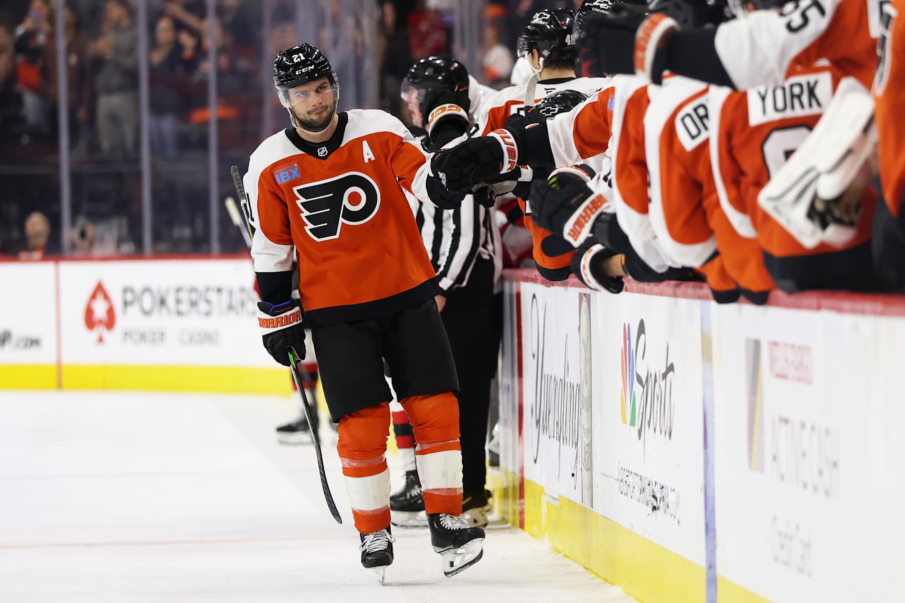 PHILADELPHIA, PENNSYLVANIA - JANUARY 27: Scott Laughton #21 of the Philadelphia Flyers celebrates his goal with teammates during the third period against the New Jersey Devils at the Wells Fargo Center on January 27, 2025 in Philadelphia, Pennsylvania. (Photo by Emilee Chinn/Getty Images)