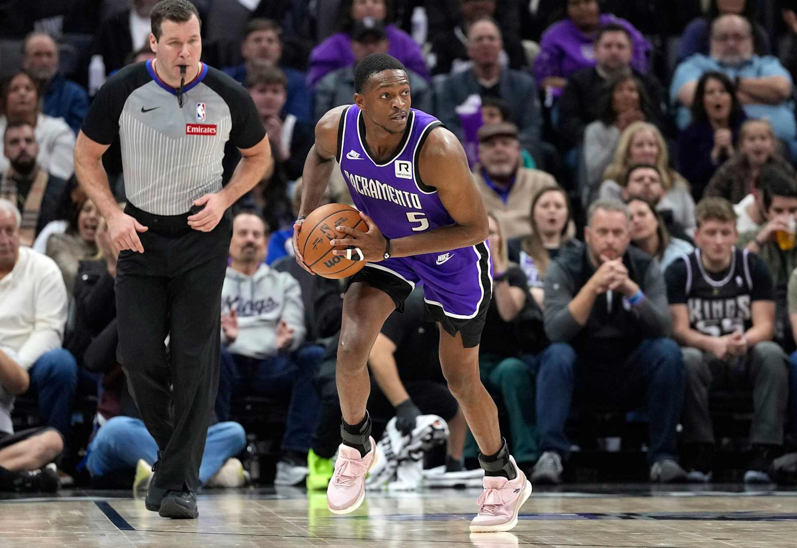 SACRAMENTO, CALIFORNIA - JANUARY 22: De'Aaron Fox #5 of the Sacramento Kings brings the ball up court against the Golden State Warriors during the second half of an NBA basketball game at Golden 1 Center on January 22, 2025 in Sacramento, California. NOTE TO USER: User expressly acknowledges and agrees that, by downloading and or using this photograph, User is consenting to the terms and conditions of the Getty Images License Agreement. (Photo by Thearon W. Henderson/Getty Images) SACRAMENTO, CALIFORNIA - JANUARY 22: De'Aaron Fox #5 of the Sacramento Kings brings the ball up court against the Golden State Warriors during the second half of an NBA basketball game at Golden 1 Center on January 22, 2025 in Sacramento, California. NOTE TO USER: User expressly acknowledges and agrees that, by downloading and or using this photograph, User is consenting to the terms and conditions of the Getty Images License Agreement. (Photo by Thearon W. Henderson/Getty Images)