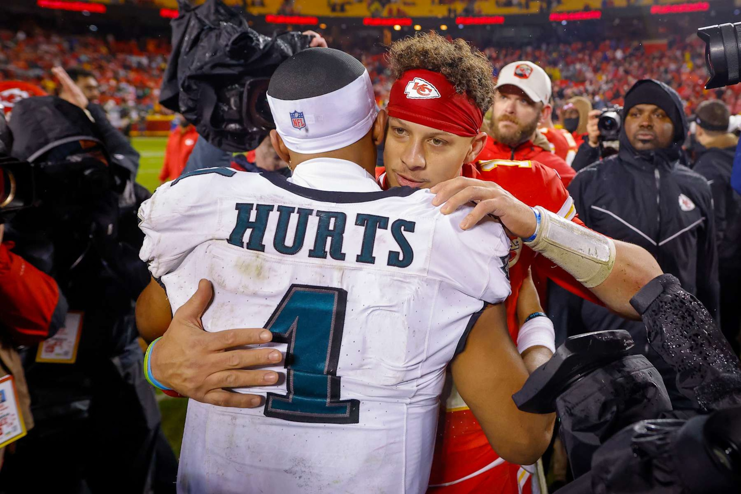 KANSAS CITY, MISSOURI - NOVEMBER 20: Patrick Mahomes #15 of the Kansas City Chiefs hugs Jalen Hurts #1 of the Philadelphia Eagles following the Eagles 21-17 win over the Chiefs at GEHA Field at Arrowhead Stadium on November 20, 2023 in Kansas City, Missouri. (Photo by David Eulitt/Getty Images)