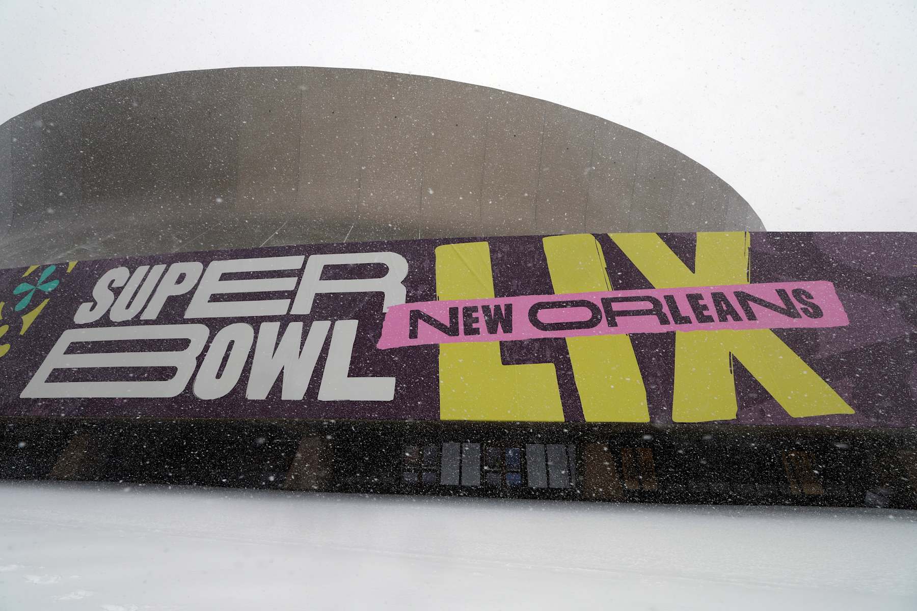 NEW ORLEANS, LOUISIANA - JANUARY 21: Snow falls on Super Bowl LIX signage on the outside of Caesars Superdome on January 21, 2025 in New Orleans, Louisiana. A winter storm brought rare snowfall to the Southern states including Florida, Texas and New Orleans, shutting down schools and businesses and drawing out locals, many of whom had never seen snow before.  (Photo by Tyler Kaufman/Getty Images)