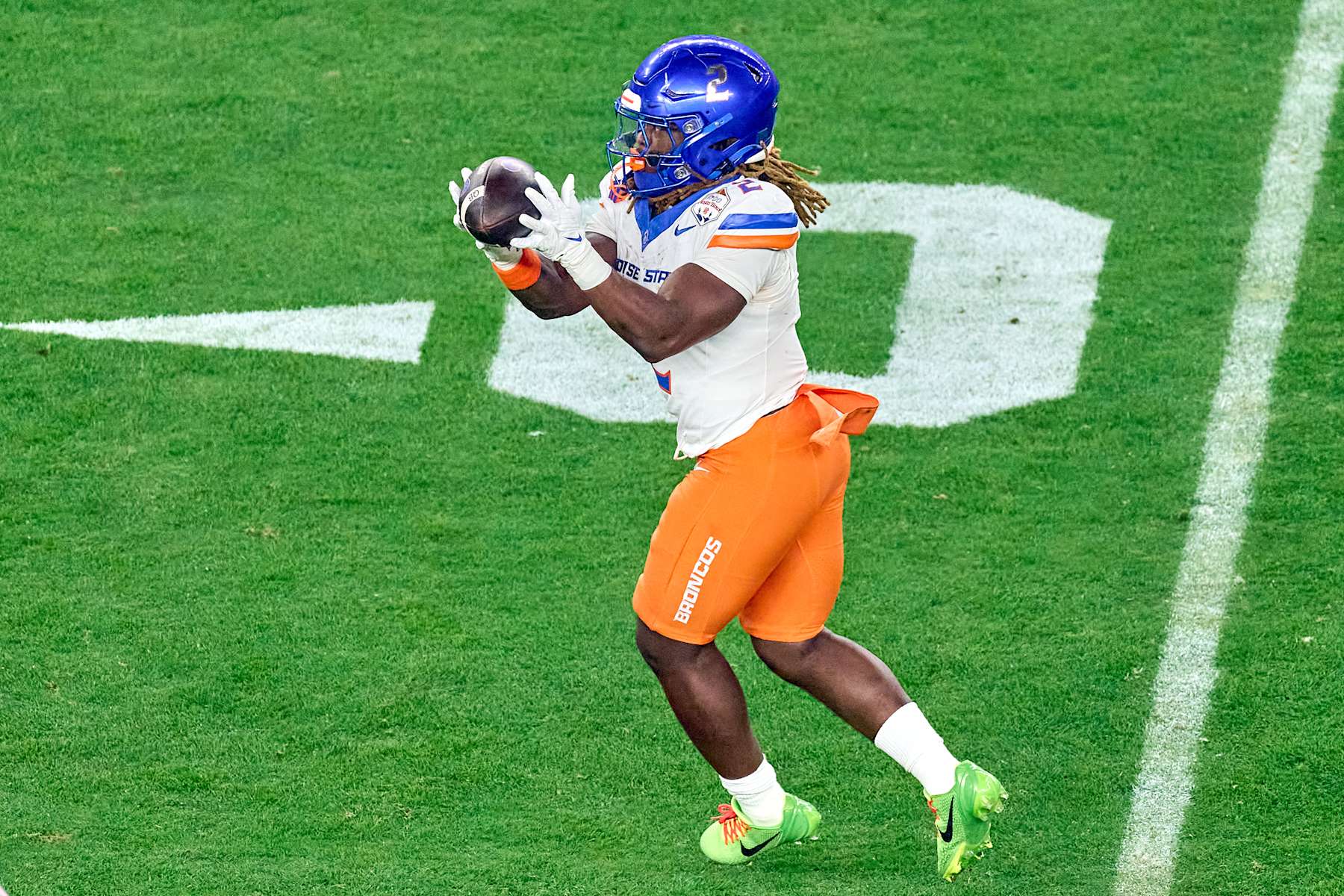 GLENDALE, ARIZONA - DECEMBER 31: Boise State Broncos running back Ashton Jeanty (2) catches the football in action during the 2024 Vrbo Fiesta Bowl between the Penn State Nittany Lions and Boise State Broncos at State Farm Stadium on December 31, 2024 in Glendale, Arizona. (Photo by Robin Alam/ISI Photos/Getty Images)