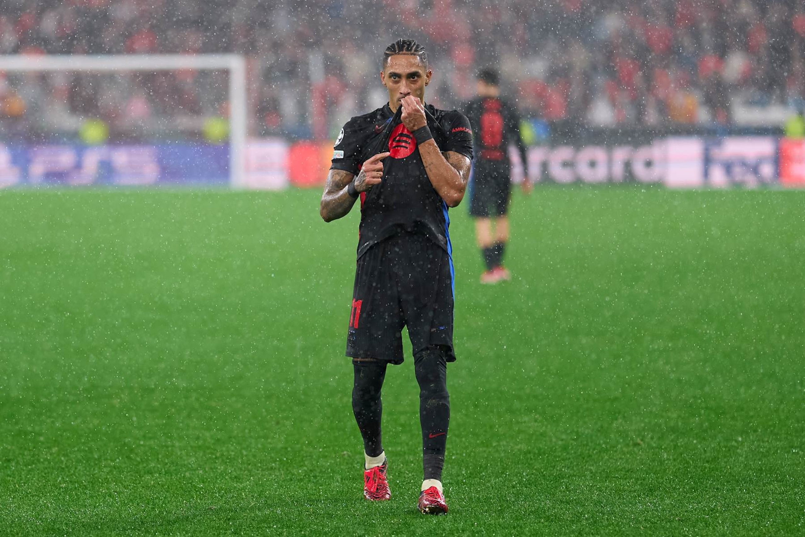 LISBON, PORTUGAL - JANUARY 21: Raphael Dias 'Raphinha' of FC Barcelona celebrates after scoring his team's fifth goal during the UEFA Champions League 2024/25 League Phase MD7 match between SL Benfica and FC Barcelona at Estadio da Luz on January 21, 2025 in Lisbon, Portugal. (Photo by Pedro Salado/Getty Images)