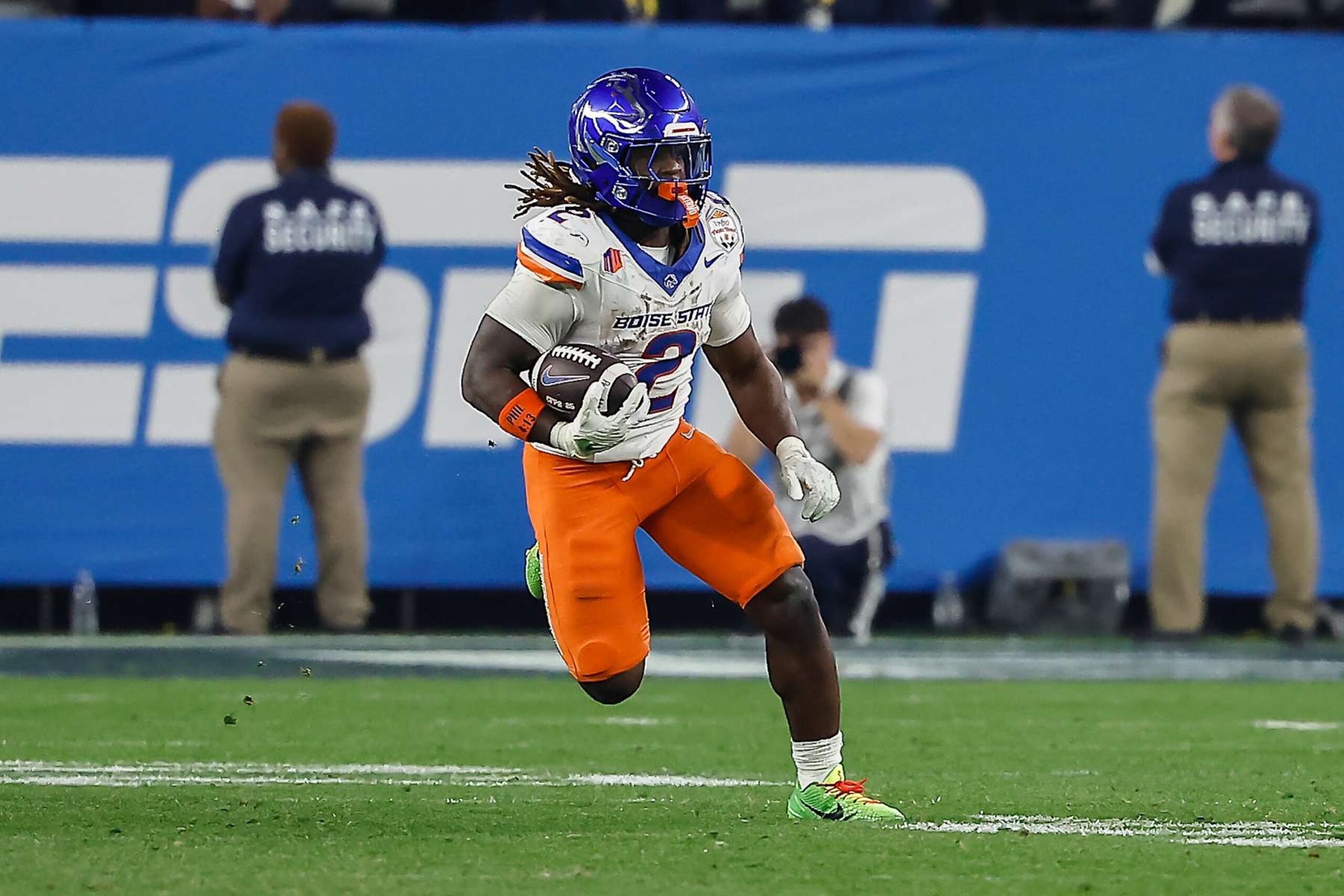 GLENDALE, AZ - DECEMBER 31: Running Back Ashton Jeanty #2 of the Boise State Broncos runs the ball during the Penn State Nittany Lions versus Boise State Broncos College Football Playoff Quarterfinal at the Vrbo Fiesta Bowl on December 31,2024, at State Farm Stadium in Glendale, AZ. (Photo by Kevin Abele/Icon Sportswire via Getty Images) GLENDALE, AZ - DECEMBER 31: Running Back Ashton Jeanty #2 of the Boise State Broncos runs the ball during the Penn State Nittany Lions versus Boise State Broncos College Football Playoff Quarterfinal at the Vrbo Fiesta Bowl on December 31,2024, at State Farm Stadium in Glendale, AZ. (Photo by Kevin Abele/Icon Sportswire via Getty Images)