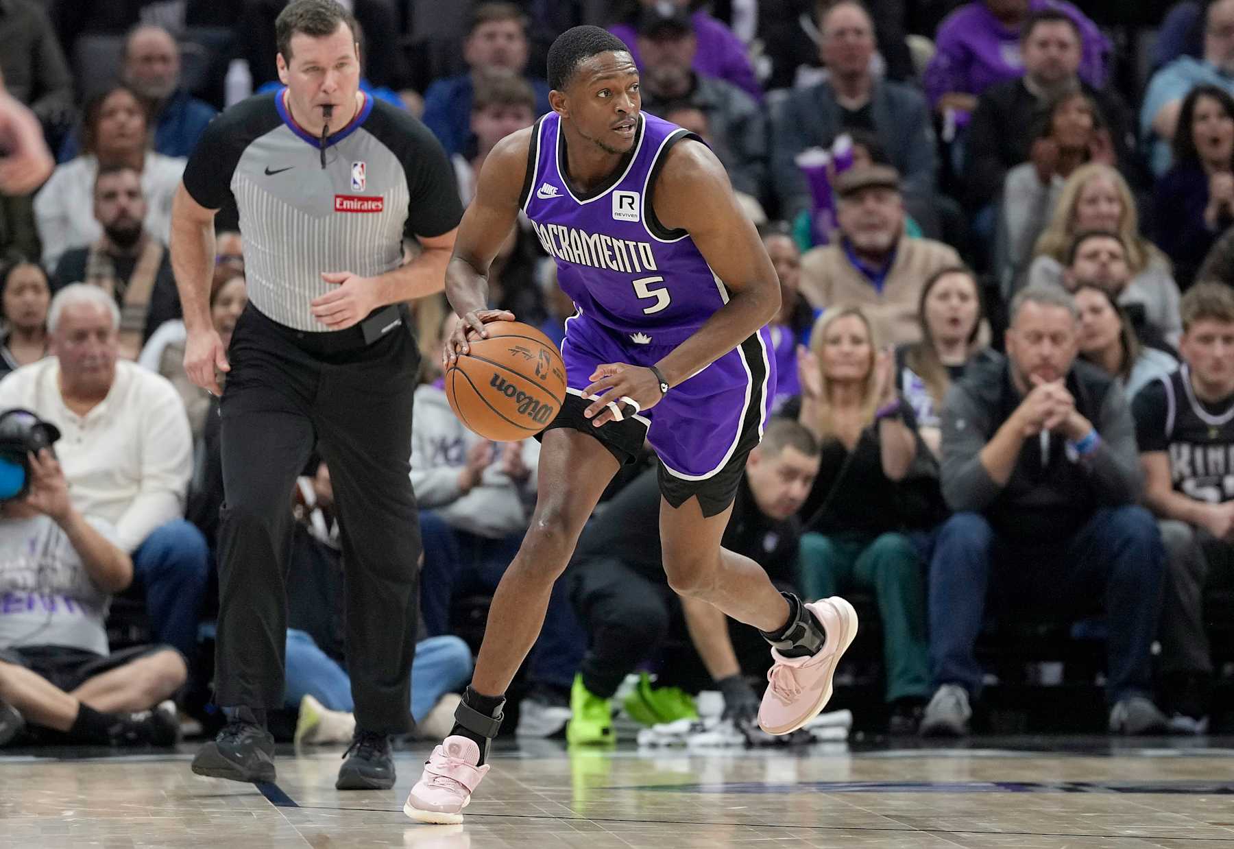SACRAMENTO, CALIFORNIA - JANUARY 22: De'Aaron Fox #5 of the Sacramento Kings brings the ball up court against the Golden State Warriors during the second half of an NBA basketball game at Golden 1 Center on January 22, 2025 in Sacramento, California. NOTE TO USER: User expressly acknowledges and agrees that, by downloading and or using this photograph, User is consenting to the terms and conditions of the Getty Images License Agreement. (Photo by Thearon W. Henderson/Getty Images)
