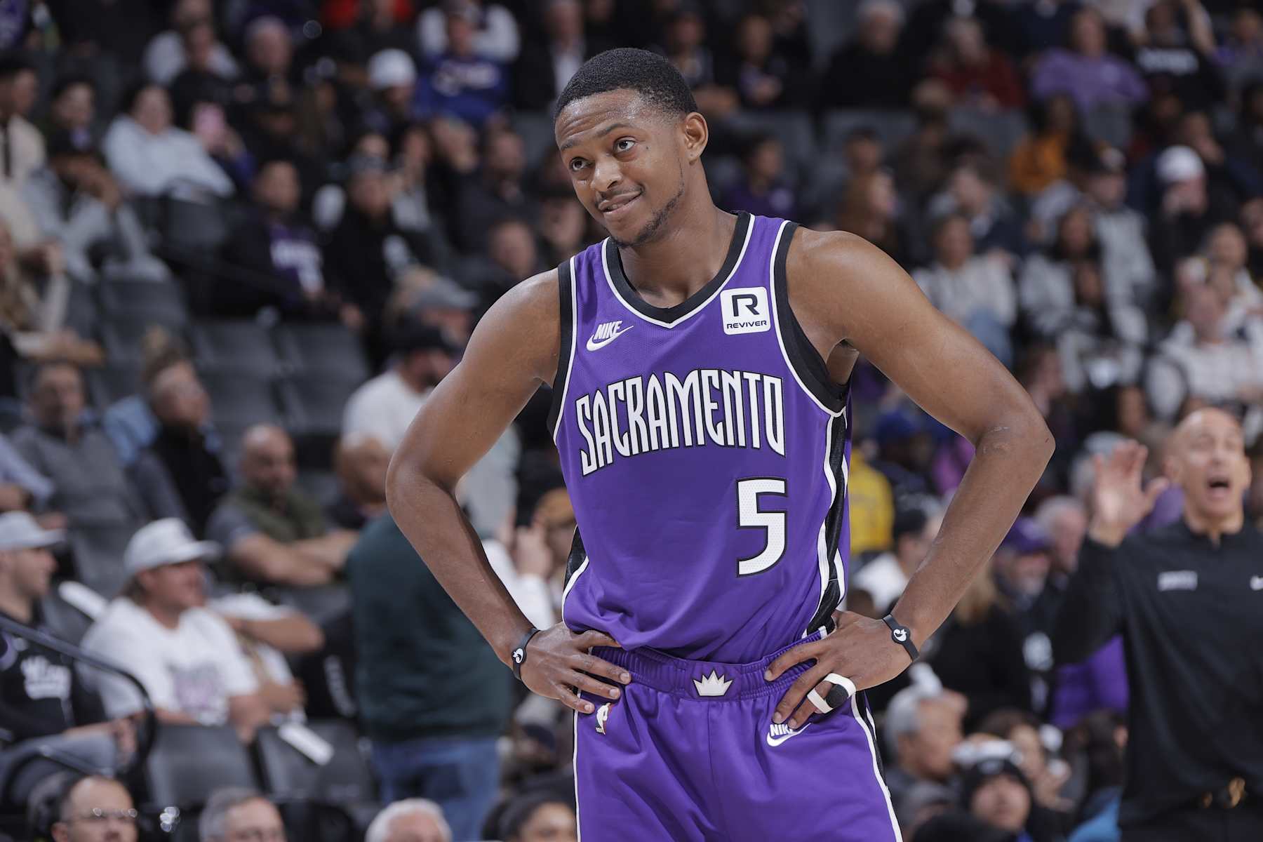 SACRAMENTO, CA - JANUARY 22: De'Aaron Fox #5 of the Sacramento Kings looks on during the game against the Golden State Warriors on January 22, 2025 at Golden 1 Center in Sacramento, California. NOTE TO USER: User expressly acknowledges and agrees that, by downloading and or using this photograph, User is consenting to the terms and conditions of the Getty Images Agreement. Mandatory Copyright Notice: Copyright 2025 NBAE (Photo by Rocky Widner/NBAE via Getty Images)