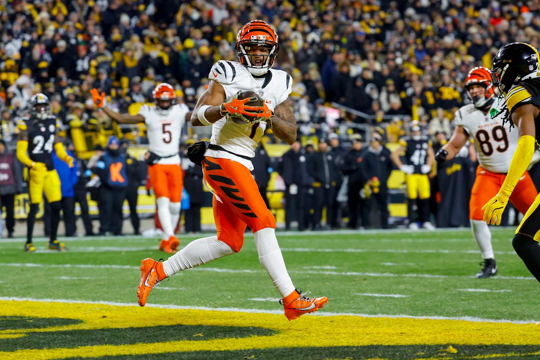 PITTSBURGH, PENNSYLVANIA - JANUARY 04: Ja'Marr Chase #1 of the Cincinnati Bengals catches a touchdown pass in the first quarter of a game against the Pittsburgh Steelers at Acrisure Stadium on January 04, 2025 in Pittsburgh, Pennsylvania. (Photo by Justin K. Aller/Getty Images) PITTSBURGH, PENNSYLVANIA - JANUARY 04: Ja'Marr Chase #1 of the Cincinnati Bengals catches a touchdown pass in the first quarter of a game against the Pittsburgh Steelers at Acrisure Stadium on January 04, 2025 in Pittsburgh, Pennsylvania. (Photo by Justin K. Aller/Getty Images)