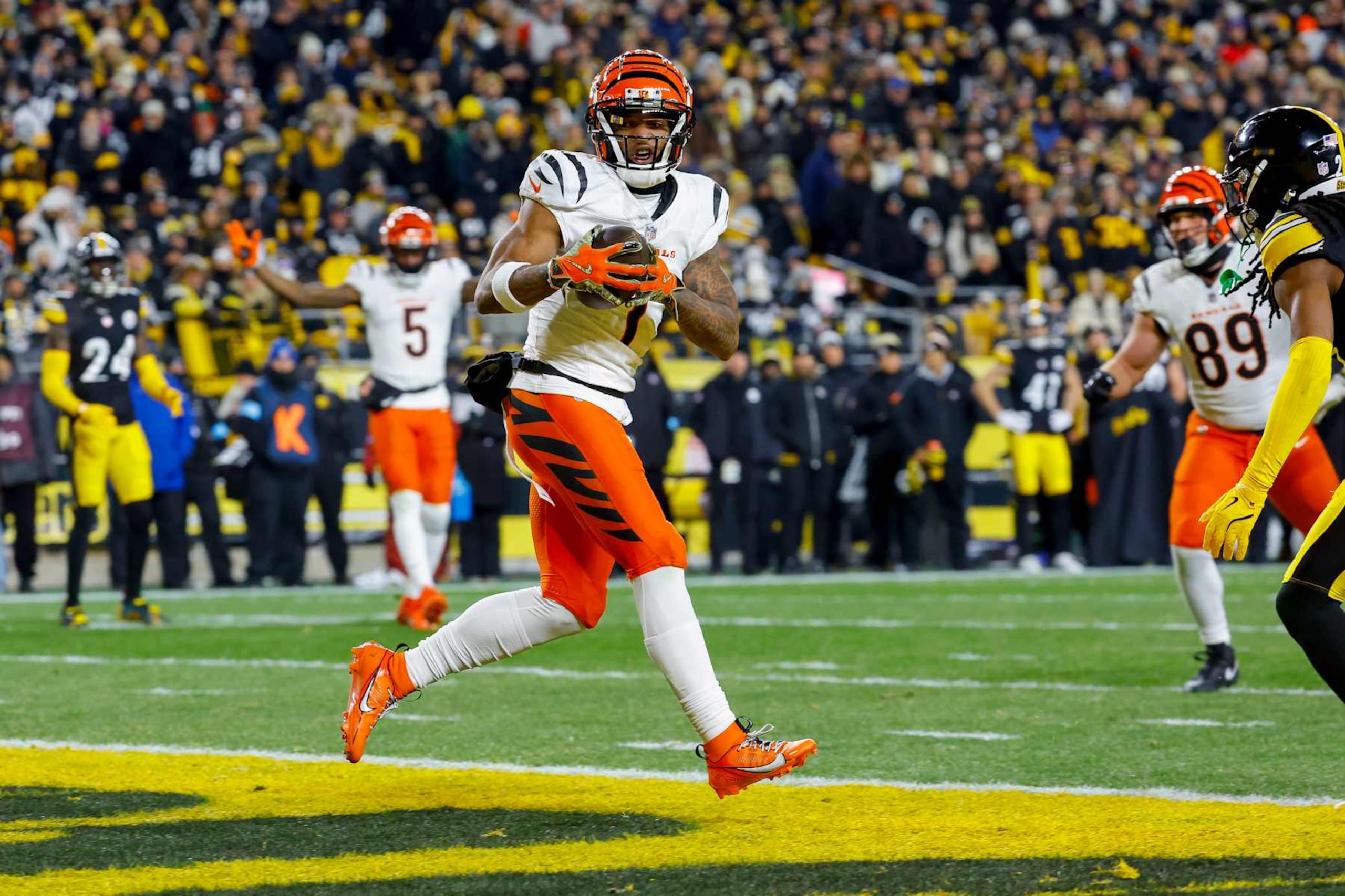PITTSBURGH, PENNSYLVANIA - JANUARY 04: Ja'Marr Chase #1 of the Cincinnati Bengals catches a touchdown pass in the first quarter of a game against the Pittsburgh Steelers at Acrisure Stadium on January 04, 2025 in Pittsburgh, Pennsylvania. (Photo by Justin K. Aller/Getty Images)