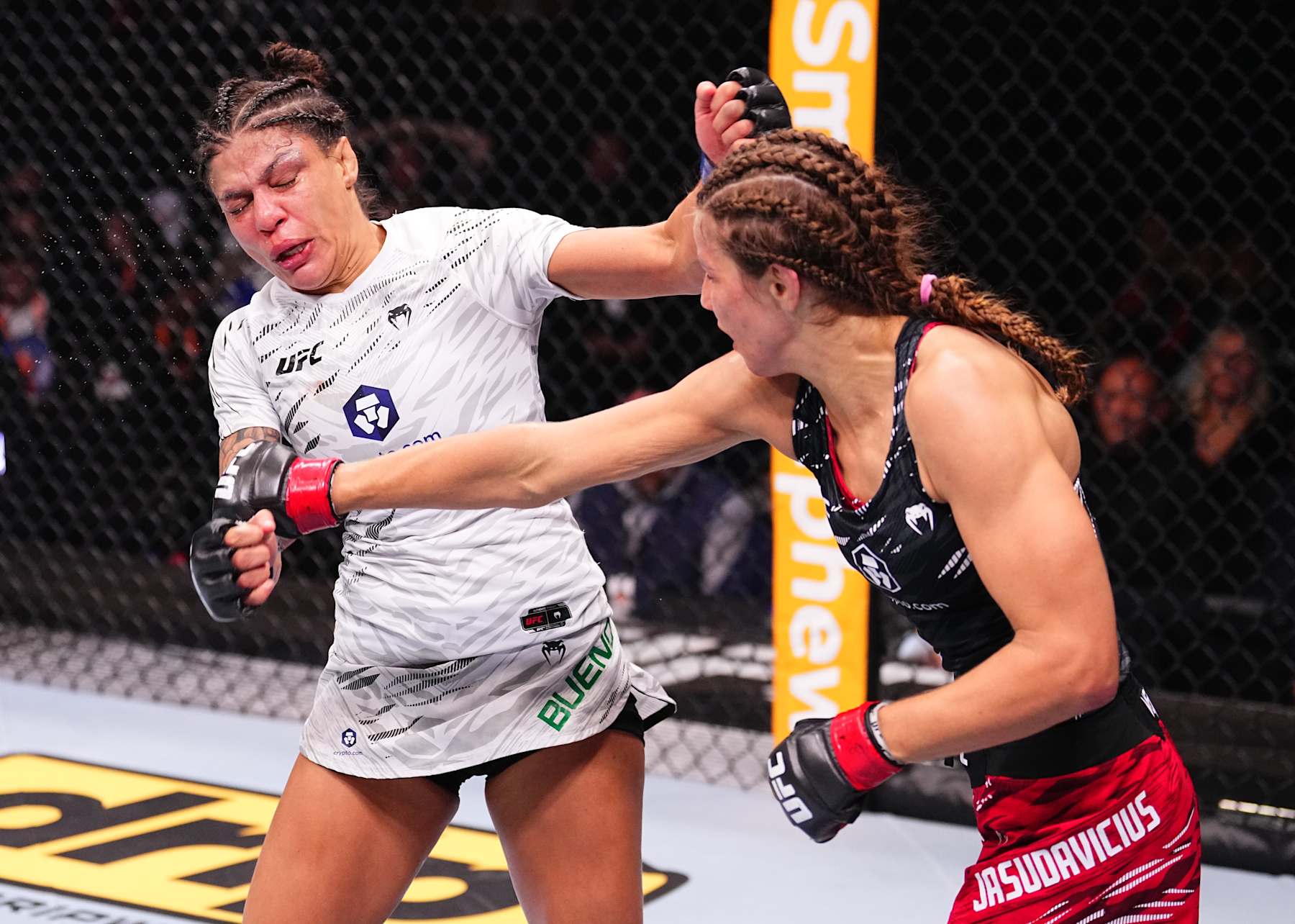 Jasmine Jasudavicius punches Mayra Bueno Silva