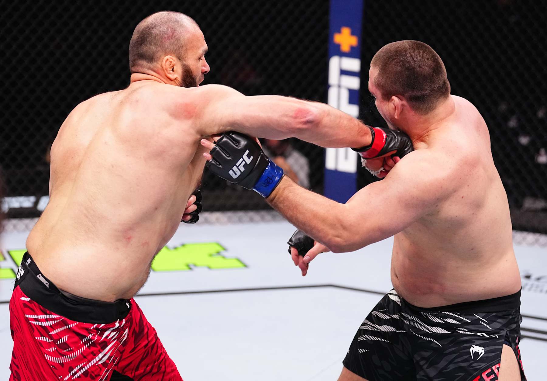 Shamil Gaziev punches Thomas Petersen