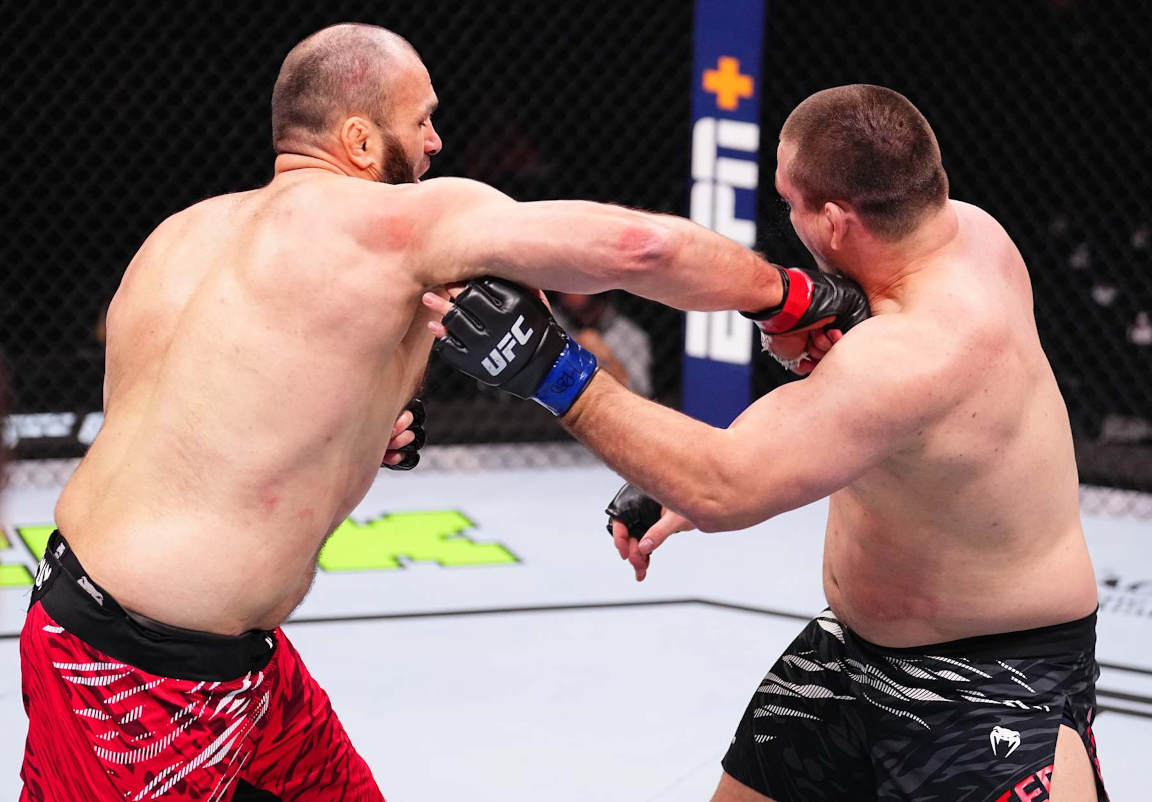 Shamil Gaziev punches Thomas Petersen