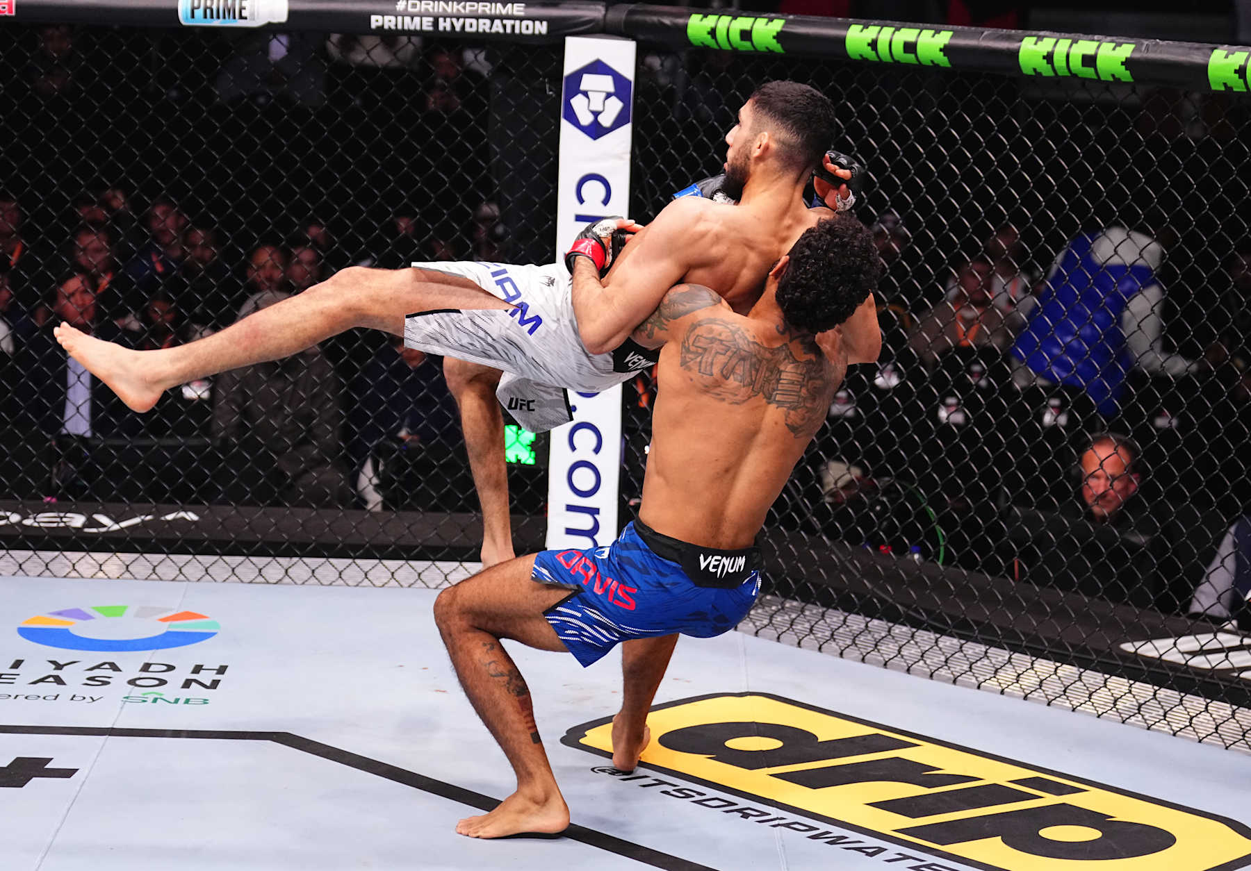 Mike Davis takes down Fares Ziam