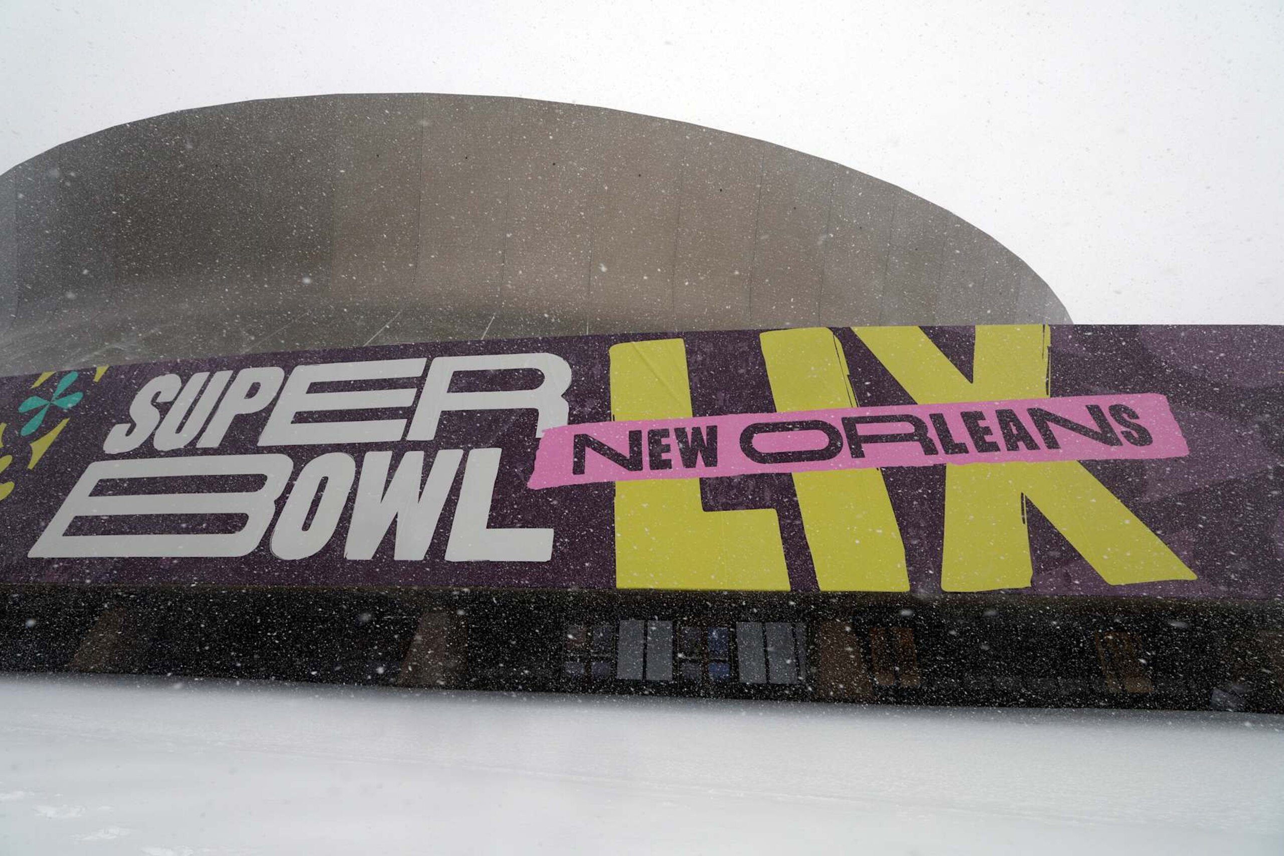 NEW ORLEANS, LOUISIANA - JANUARY 21: Snow falls on Super Bowl LIX signage on the outside of Caesars Superdome on January 21, 2025 in New Orleans, Louisiana. A winter storm brought rare snowfall to the Southern states including Florida, Texas and New Orleans, shutting down schools and businesses and drawing out locals, many of whom had never seen snow before. (Photo by Tyler Kaufman/Getty Images) NEW ORLEANS, LOUISIANA - JANUARY 21: Snow falls on Super Bowl LIX signage on the outside of Caesars Superdome on January 21, 2025 in New Orleans, Louisiana. A winter storm brought rare snowfall to the Southern states including Florida, Texas and New Orleans, shutting down schools and businesses and drawing out locals, many of whom had never seen snow before. (Photo by Tyler Kaufman/Getty Images)