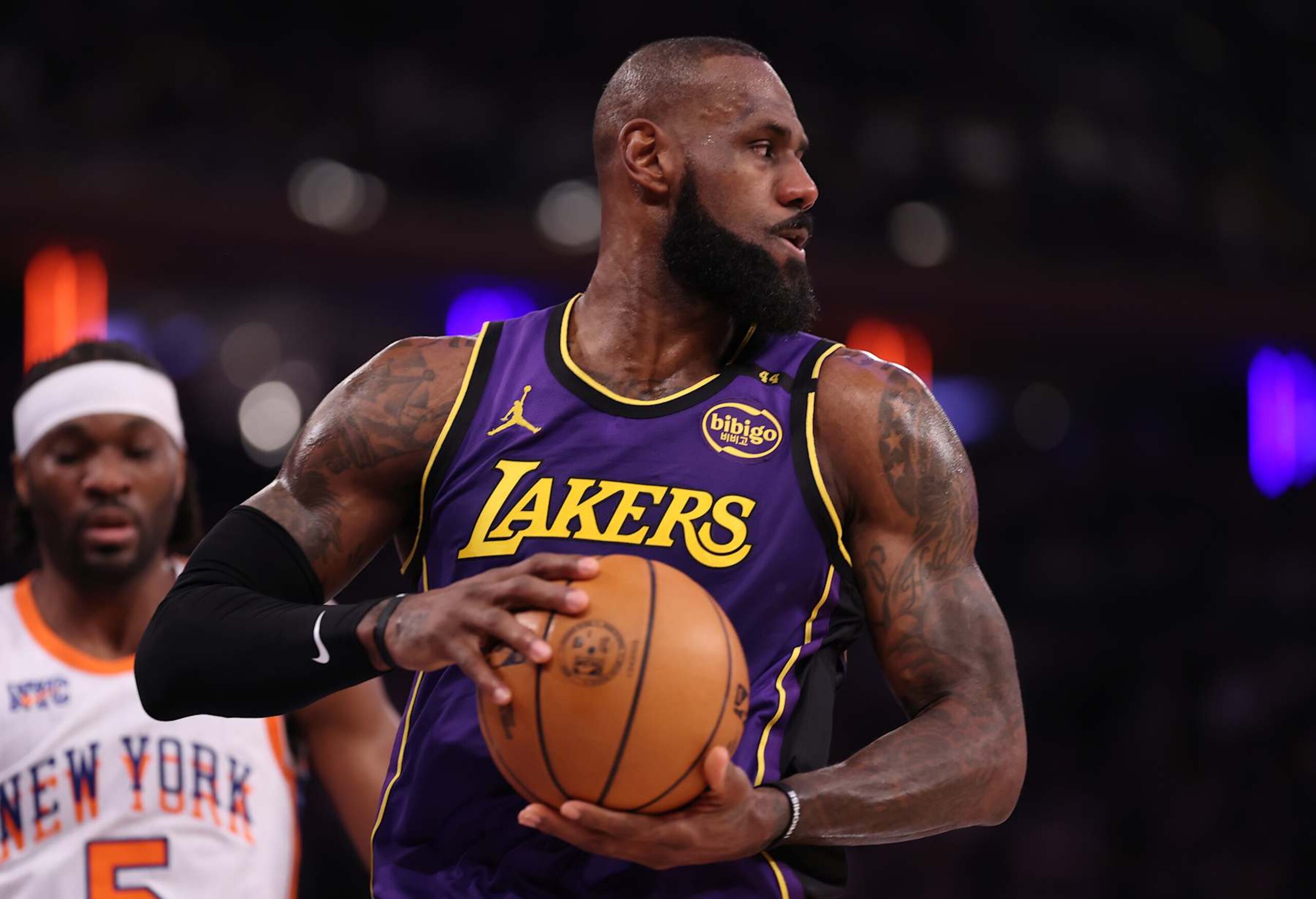 NEW YORK, NEW YORK - FEBRUARY 01: LeBron James #23 of the Los Angeles Lakers in action against the New York Knicks during their game at Madison Square Garden on February 01, 2025 in New York City.  User expressly acknowledges and agrees that, by downloading and or using this photograph, User is consenting to the terms and conditions of the Getty Images License Agreement.   (Photo by Al Bello/Getty Images)