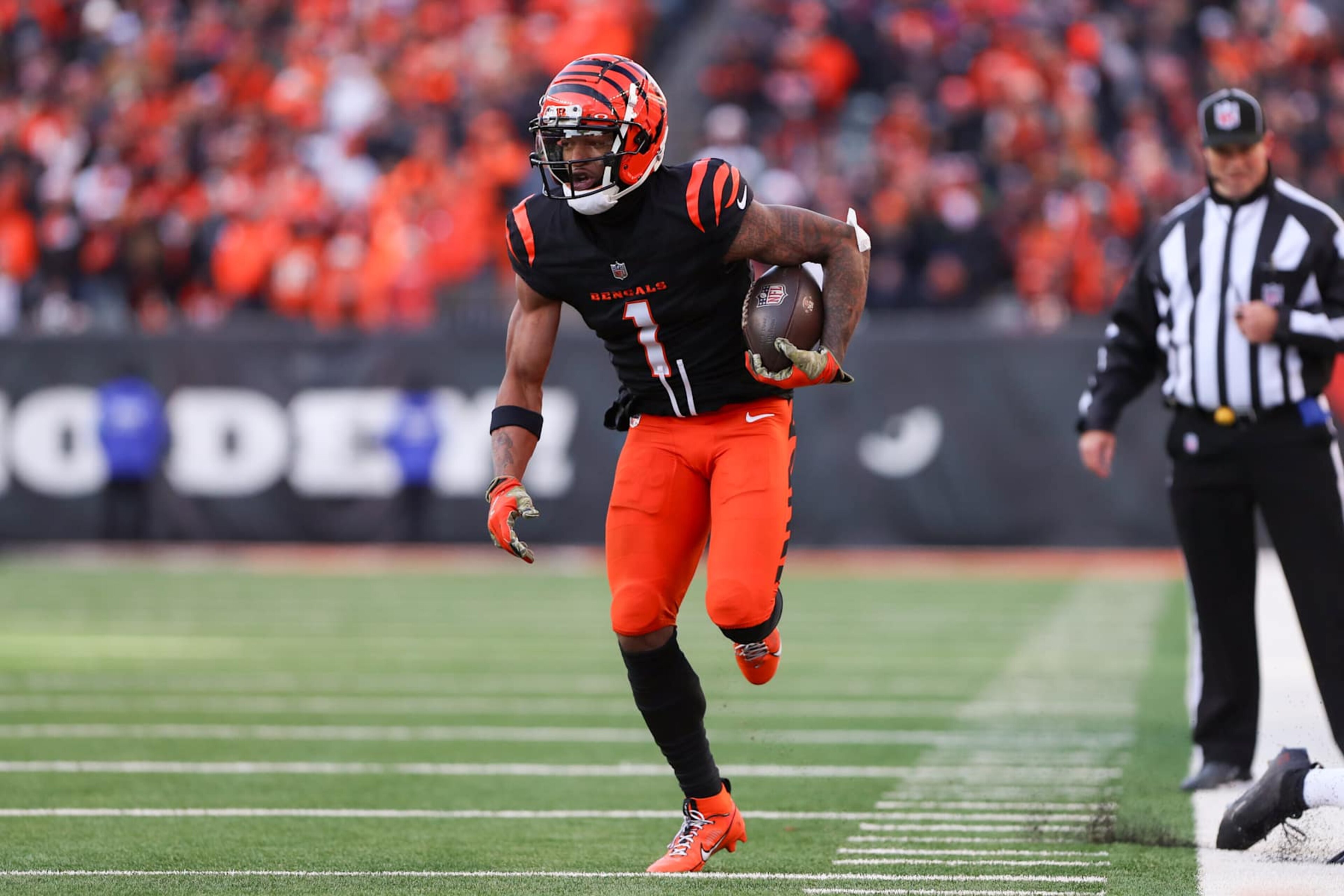 CINCINNATI, OH - DECEMBER 22: Cincinnati Bengals wide receiver Ja'Marr Chase (1) carries the ball during the game against the Cleveland Browns and the Cincinnati Bengals on December 22, 2024, at Paycor Stadium in Cincinnati, OH. (Photo by Ian Johnson/Icon Sportswire via Getty Images) CINCINNATI, OH - DECEMBER 22: Cincinnati Bengals wide receiver Ja'Marr Chase (1) carries the ball during the game against the Cleveland Browns and the Cincinnati Bengals on December 22, 2024, at Paycor Stadium in Cincinnati, OH. (Photo by Ian Johnson/Icon Sportswire via Getty Images)