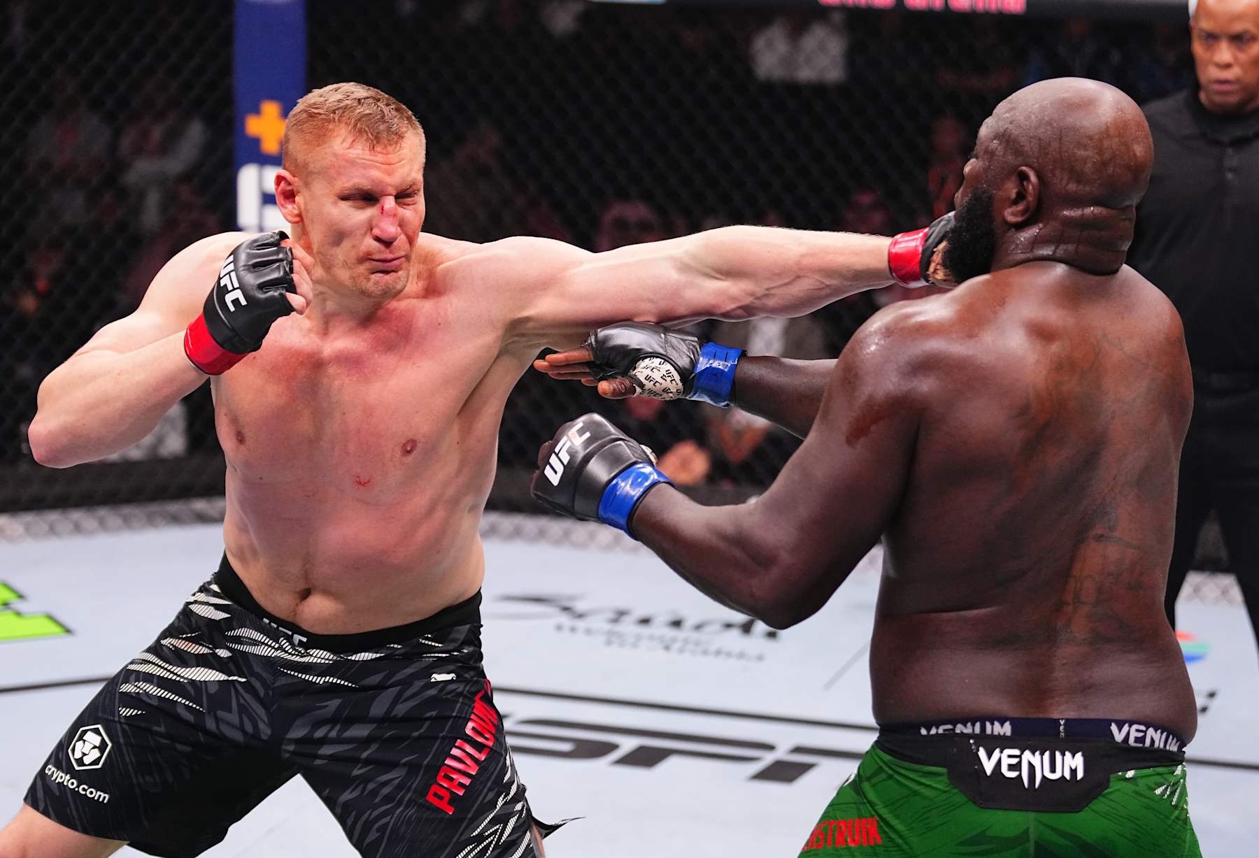 Sergei Pavlovich punches Jairzinho Rozenstruik