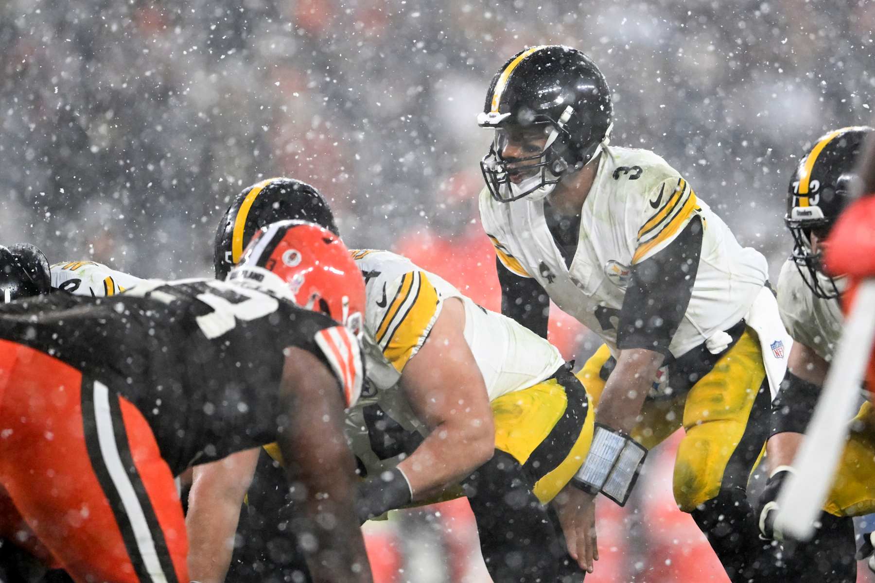 CLEVELAND, OHIO - NOVEMBER 21: Russell Wilson #3 of the Pittsburgh Steelers reads the defense during the fourth quarter against the Cleveland Browns at Huntington Bank Field on November 21, 2024 in Cleveland, Ohio. (Photo by Nick Cammett/Diamond Images via Getty Images)