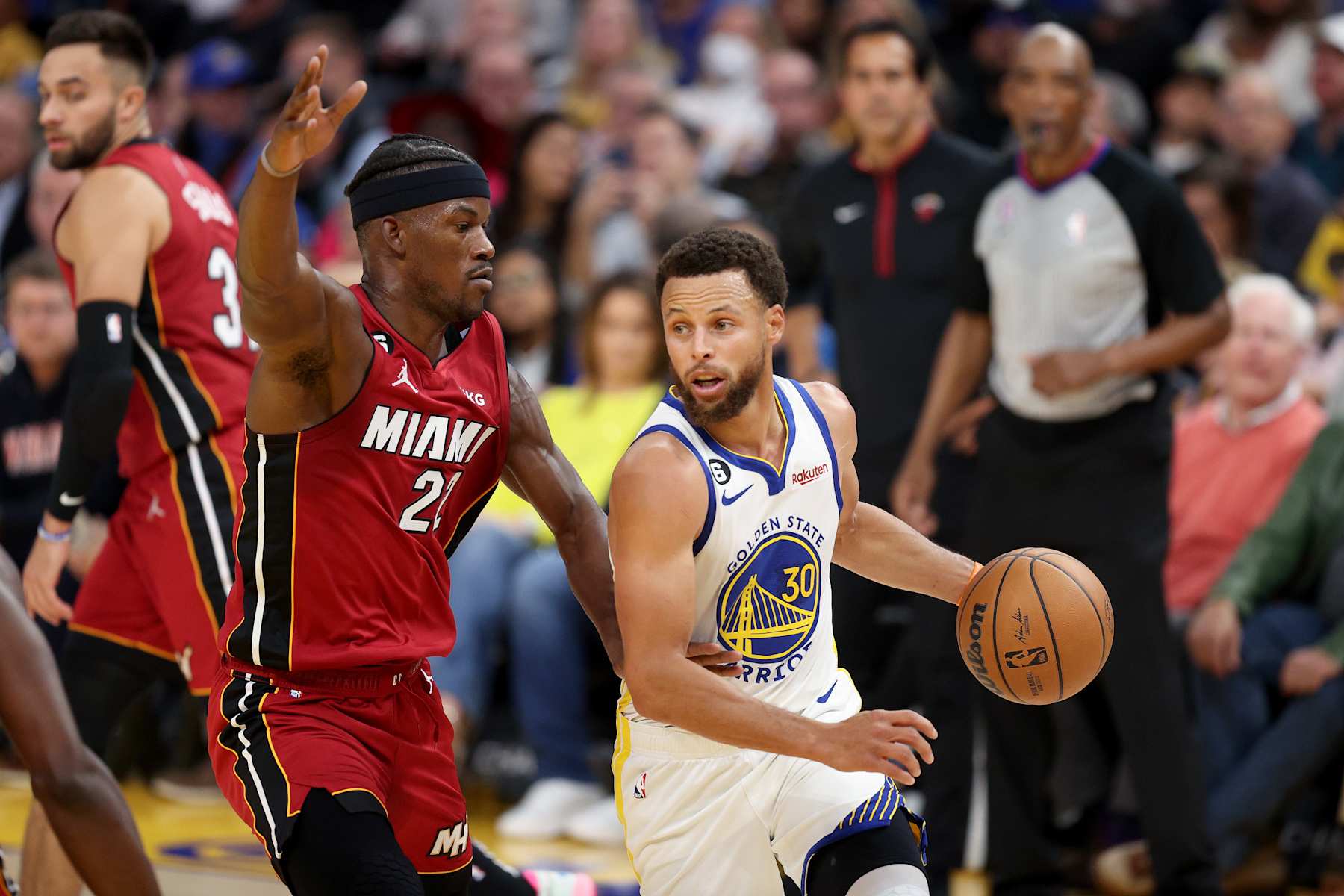 SAN FRANCISCO, CALIFORNIA - OCTOBER 27: Stephen Curry #30 of the Golden State Warriors is guarded by Jimmy Butler #22 of the Miami Heat at Chase Center on October 27, 2022 in San Francisco, California. NOTE TO USER: User expressly acknowledges and agrees that, by downloading and or using this photograph, User is consenting to the terms and conditions of the Getty Images License Agreement.  (Photo by Ezra Shaw/Getty Images)