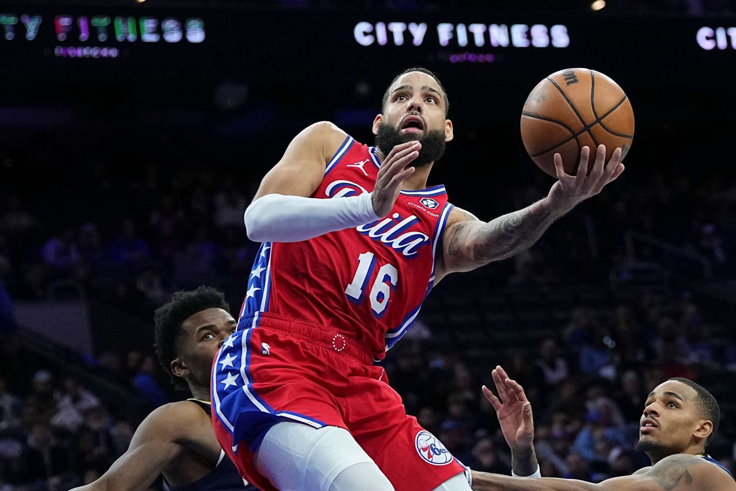 PHILADELPHIA, PENNSYLVANIA - JANUARY 10: Caleb Martin #16 of the Philadelphia 76ers shoots the ball against Yves Missi #21 and Dejounte Murray #5 of the New Orleans Pelicans at the Wells Fargo Center on January 10, 2025 in Philadelphia, Pennsylvania. The Pelicans defeated the 76ers 123-115. NOTE TO USER: User expressly acknowledges and agrees that, by downloading and/or using this photograph, user is consenting to the terms and conditions of the Getty Images License Agreement. (Photo by Mitchell Leff/Getty Images) PHILADELPHIA, PENNSYLVANIA - JANUARY 10: Caleb Martin #16 of the Philadelphia 76ers shoots the ball against Yves Missi #21 and Dejounte Murray #5 of the New Orleans Pelicans at the Wells Fargo Center on January 10, 2025 in Philadelphia, Pennsylvania. The Pelicans defeated the 76ers 123-115. NOTE TO USER: User expressly acknowledges and agrees that, by downloading and/or using this photograph, user is consenting to the terms and conditions of the Getty Images License Agreement. (Photo by Mitchell Leff/Getty Images)