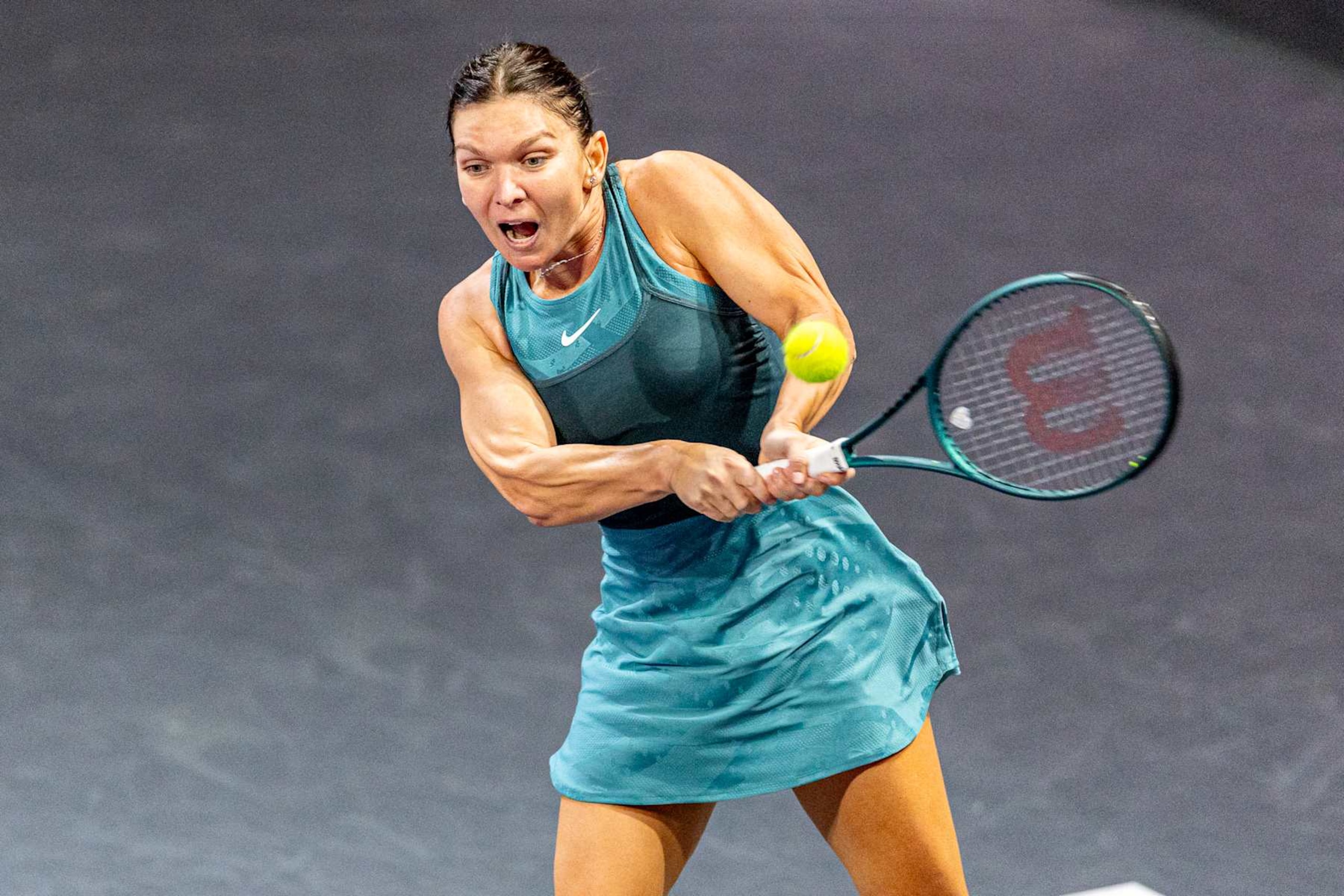 CLUJ-NAPOCA, ROMANIA - FEBRUARY 04: Simona Halep of Romania in action against Lucia Bronzetti of Italy during Transylvania Open round 1 on February 04, 2025 in BT Arena, in Cluj-Napoca, Romania. (Photo by Horvath Tamas/Getty Images) CLUJ-NAPOCA, ROMANIA - FEBRUARY 04: Simona Halep of Romania in action against Lucia Bronzetti of Italy during Transylvania Open round 1 on February 04, 2025 in BT Arena, in Cluj-Napoca, Romania. (Photo by Horvath Tamas/Getty Images)