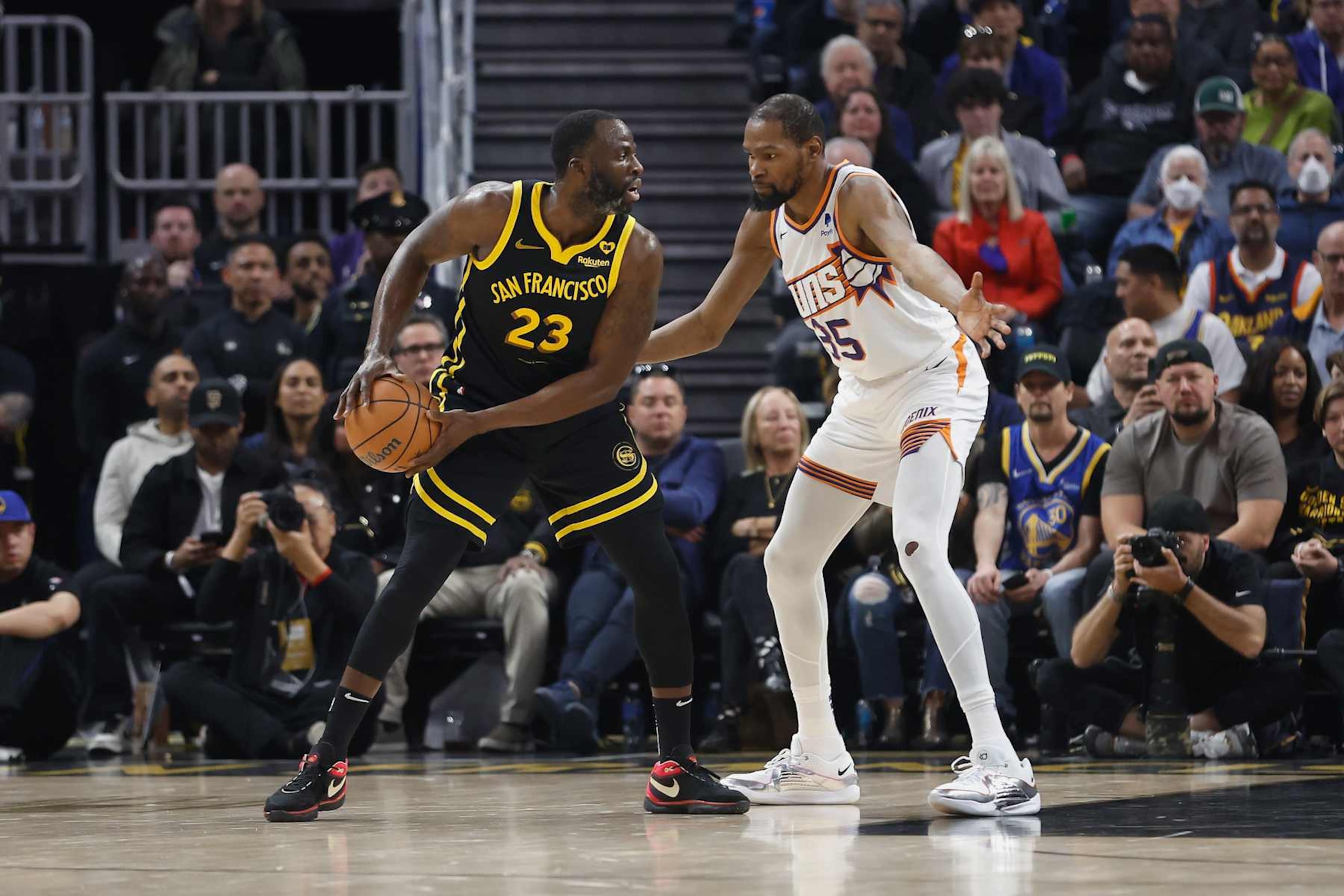 SAN FRANCISCO, CALIFORNIA - FEBRUARY 10: Draymond Green #23 of the Golden State Warriors is guarded by Kevin Durant #35 of the Phoenix Suns in the second quarter at Chase Center on February 10, 2024 in San Francisco, California. NOTE TO USER: User expressly acknowledges and agrees that, by downloading and or using this photograph, User is consenting to the terms and conditions of the Getty Images License Agreement. (Photo by Lachlan Cunningham/Getty Images)