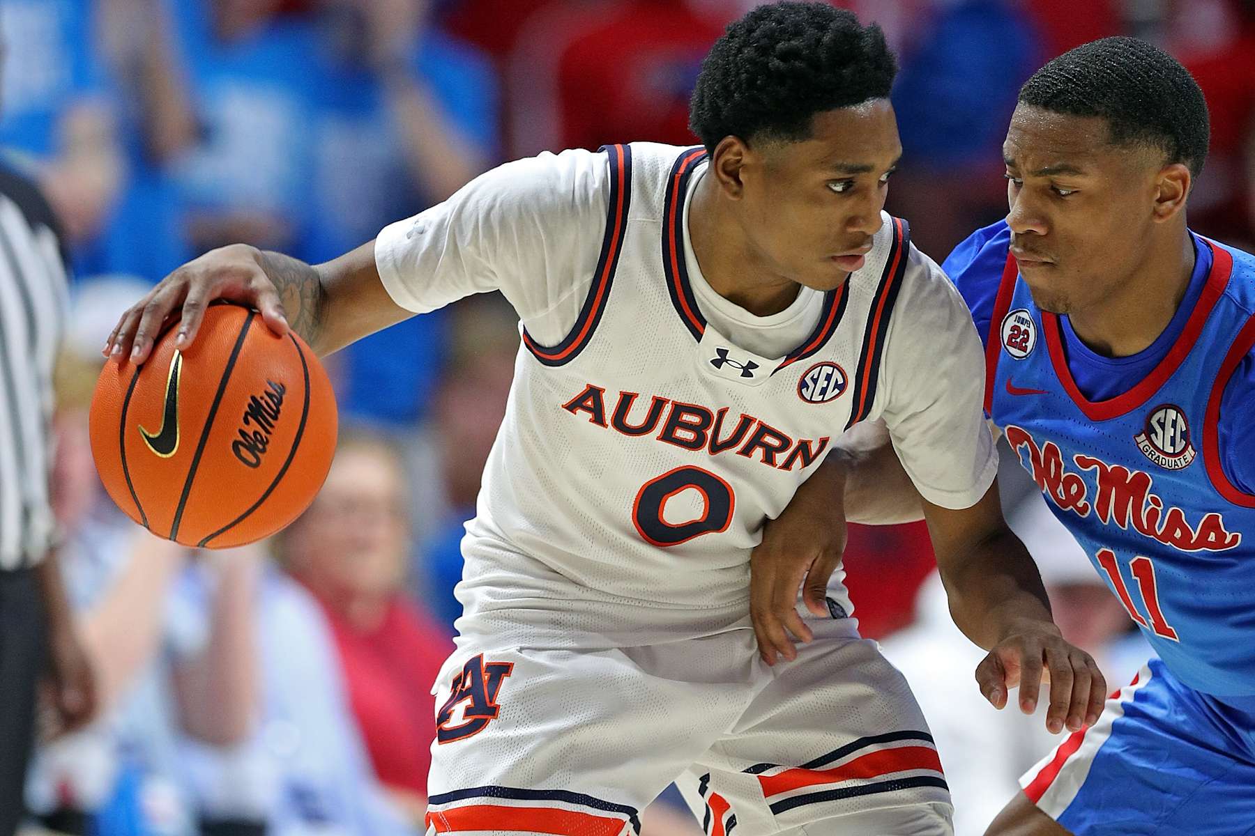 OXFORD, MISSISSIPPI - FEBRUARY 01: Tahaad Pettiford #0 of the Auburn Tigers handles the ball against Matthew Murrell #11 of the Mississippi Rebels during the second half at The Pavilion at Ole Miss on February 01, 2025 in Oxford, Mississippi. (Photo by Justin Ford/Getty Images)