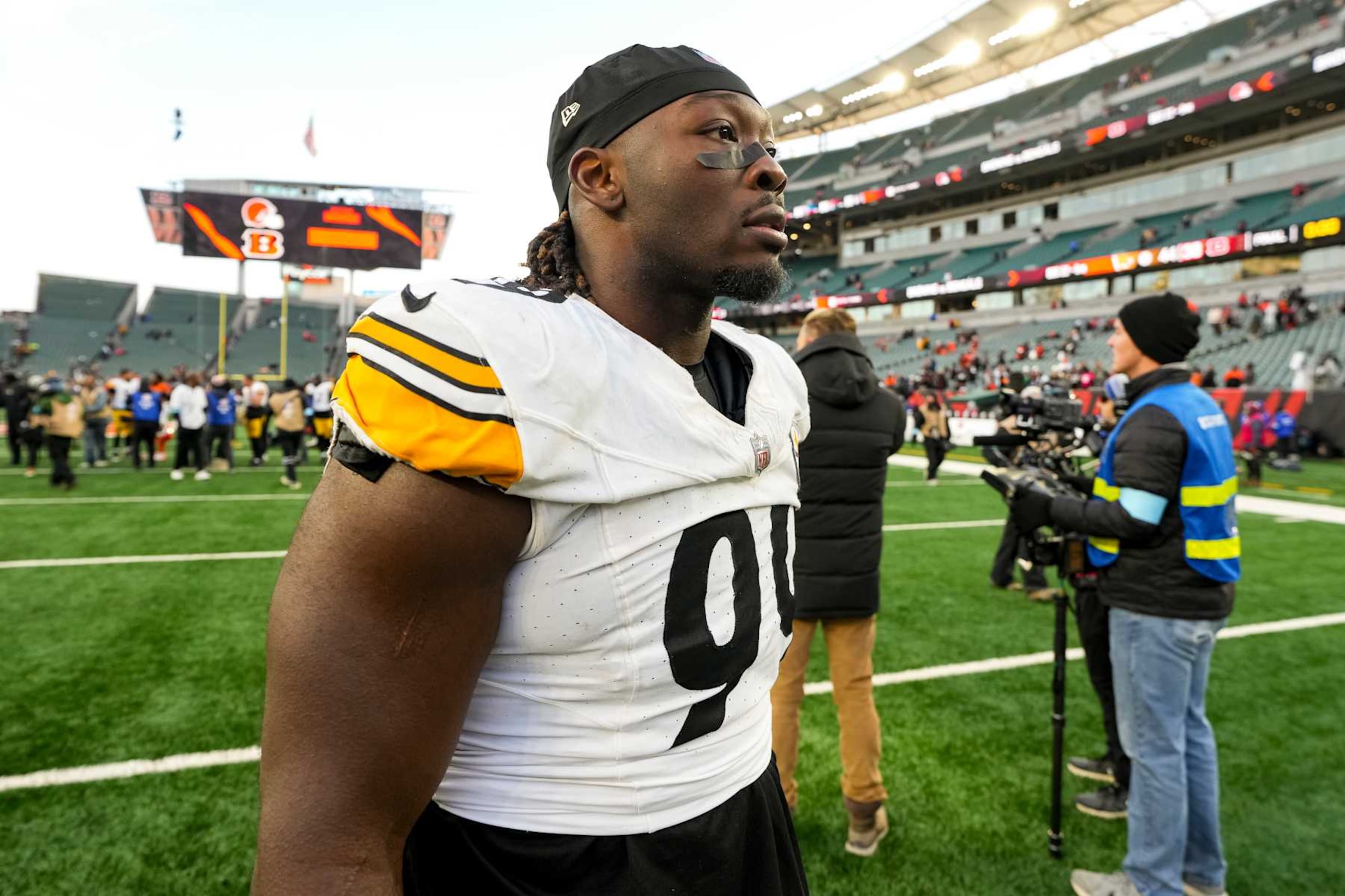 CINCINNATI, OHIO - DECEMBER 1: Defensive tackle Larry Ogunjobi #99 of the Pittsburgh Steelers exits the field after an NFL football game against the Cincinnati Bengals, at Paycor Stadium on December 1, 2024 in Cincinnati, Ohio. (Photo by Todd Rosenberg/Getty Images) CINCINNATI, OHIO - DECEMBER 1: Defensive tackle Larry Ogunjobi #99 of the Pittsburgh Steelers exits the field after an NFL football game against the Cincinnati Bengals, at Paycor Stadium on December 1, 2024 in Cincinnati, Ohio. (Photo by Todd Rosenberg/Getty Images)