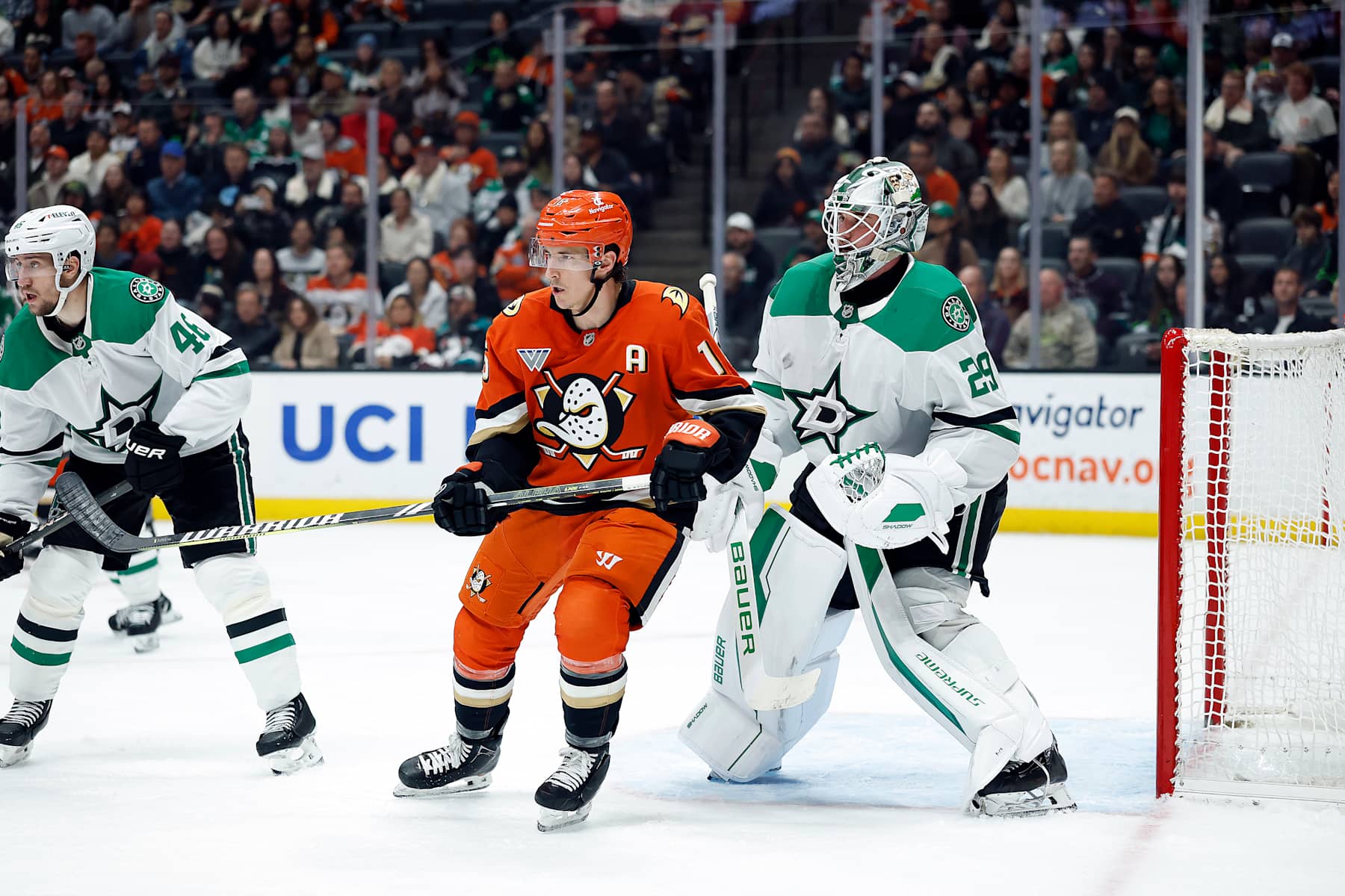 ANAHEIM, CALIFORNIA - FEBRUARY 04:   Jake Oettinger #29 of the Dallas Stars in goal against the Anaheim Ducks in the second period at Honda Center on February 04, 2025 in Anaheim, California. (Photo by Ronald Martinez/Getty Images)