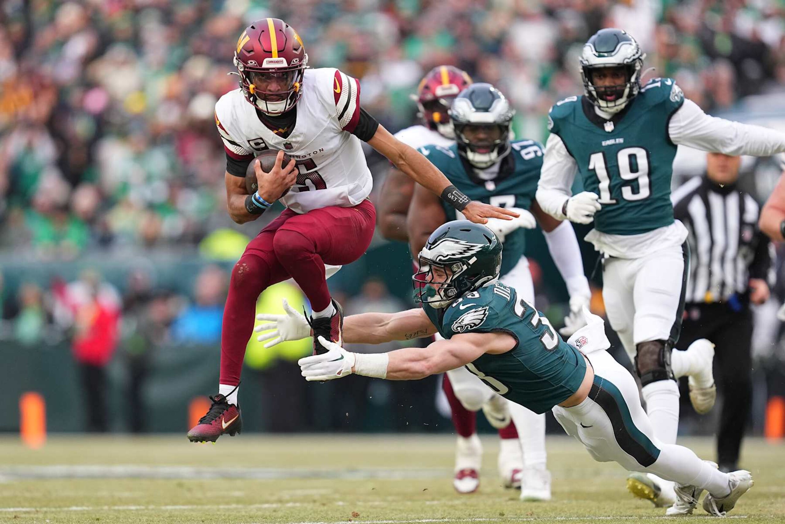 PHILADELPHIA, PENNSYLVANIA - JANUARY 26: Jayden Daniels #5 of the Washington Commanders attempts to break a tackle against Cooper DeJean #33 of the Philadelphia Eagles during the first quarter in the NFC Championship Game at Lincoln Financial Field on January 26, 2025 in Philadelphia, Pennsylvania. (Photo by Mitchell Leff/Getty Images) PHILADELPHIA, PENNSYLVANIA - JANUARY 26: Jayden Daniels #5 of the Washington Commanders attempts to break a tackle against Cooper DeJean #33 of the Philadelphia Eagles during the first quarter in the NFC Championship Game at Lincoln Financial Field on January 26, 2025 in Philadelphia, Pennsylvania. (Photo by Mitchell Leff/Getty Images)