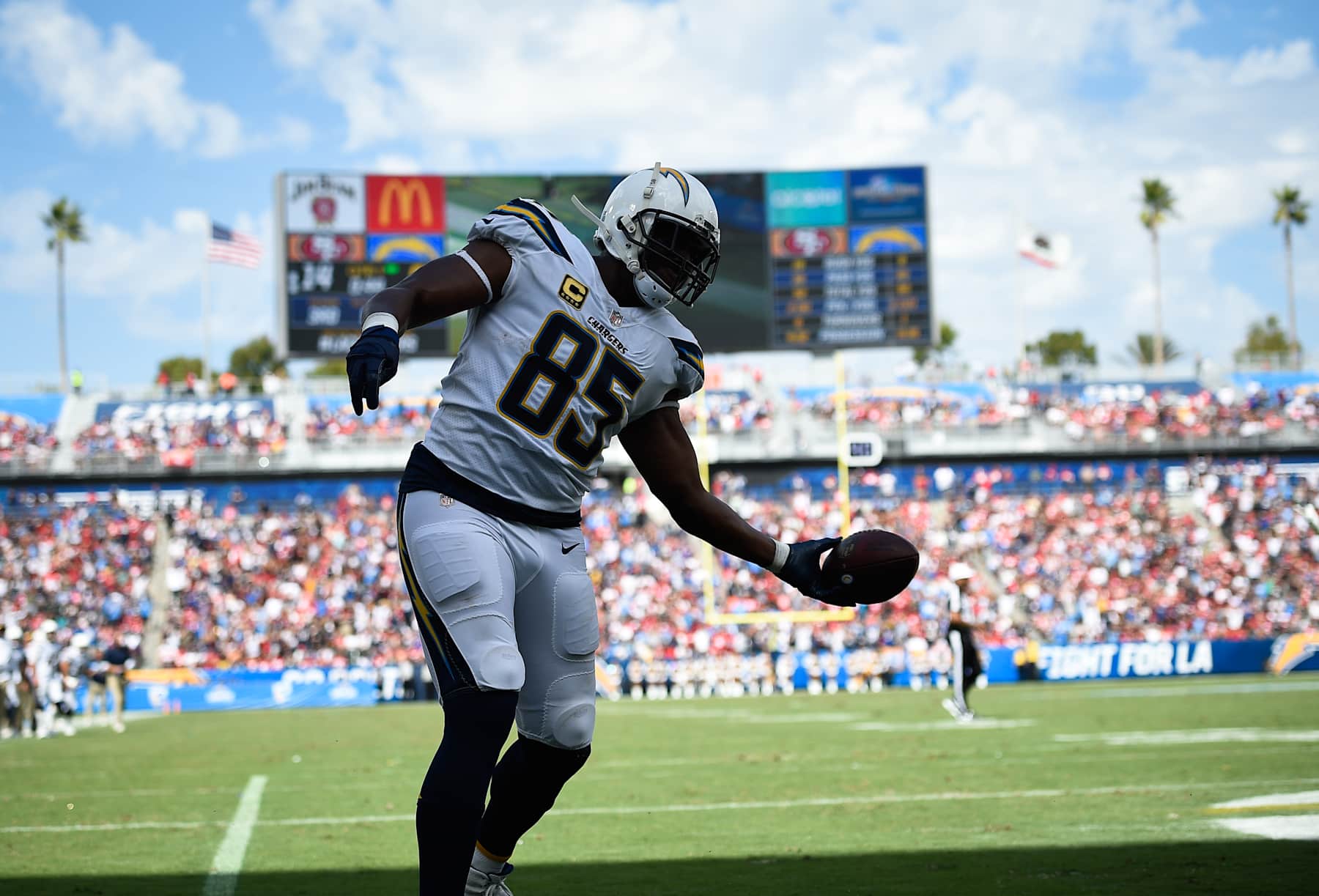 CARSON, CA - SEPTEMBER 30: Tight end Antonio Gates #85 of the Los Angeles Chargers scores a touchdown at StubHub Center on September 30, 2018 in Carson, California. (Photo by Kevork Djansezian/Getty Images)
