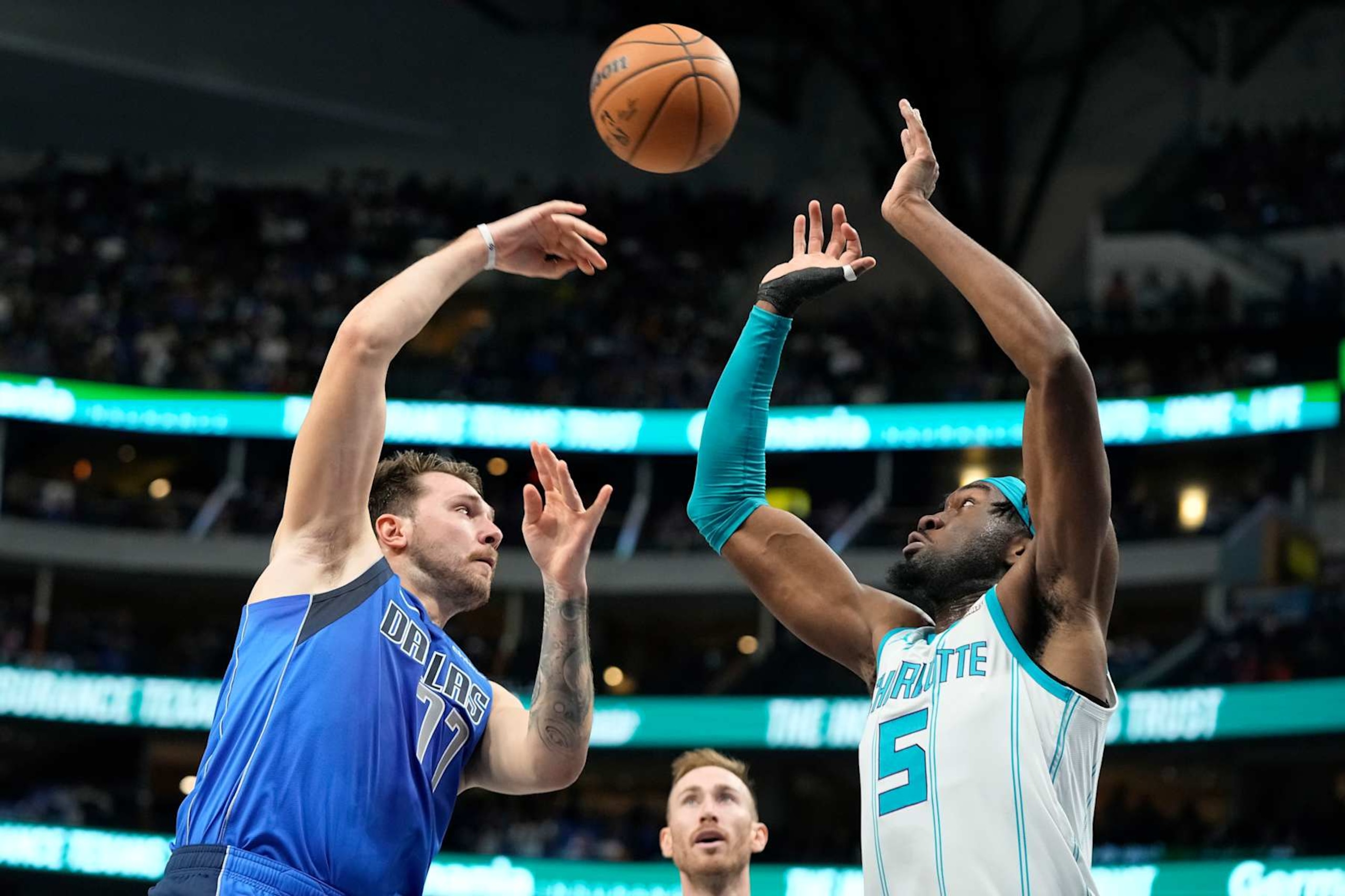 DALLAS, TEXAS - NOVEMBER 05: Luka Doncic #77 of the Dallas Mavericks passes the ball as Mark Williams #5 of the Charlotte Hornets defends during the first half at American Airlines Center on November 05, 2023 in Dallas, Texas. NOTE TO USER: User expressly acknowledges and agrees that, by downloading and or using this photograph, User is consenting to the terms and conditions of the Getty Images License Agreement. (Photo by Sam Hodde/Getty Images)
