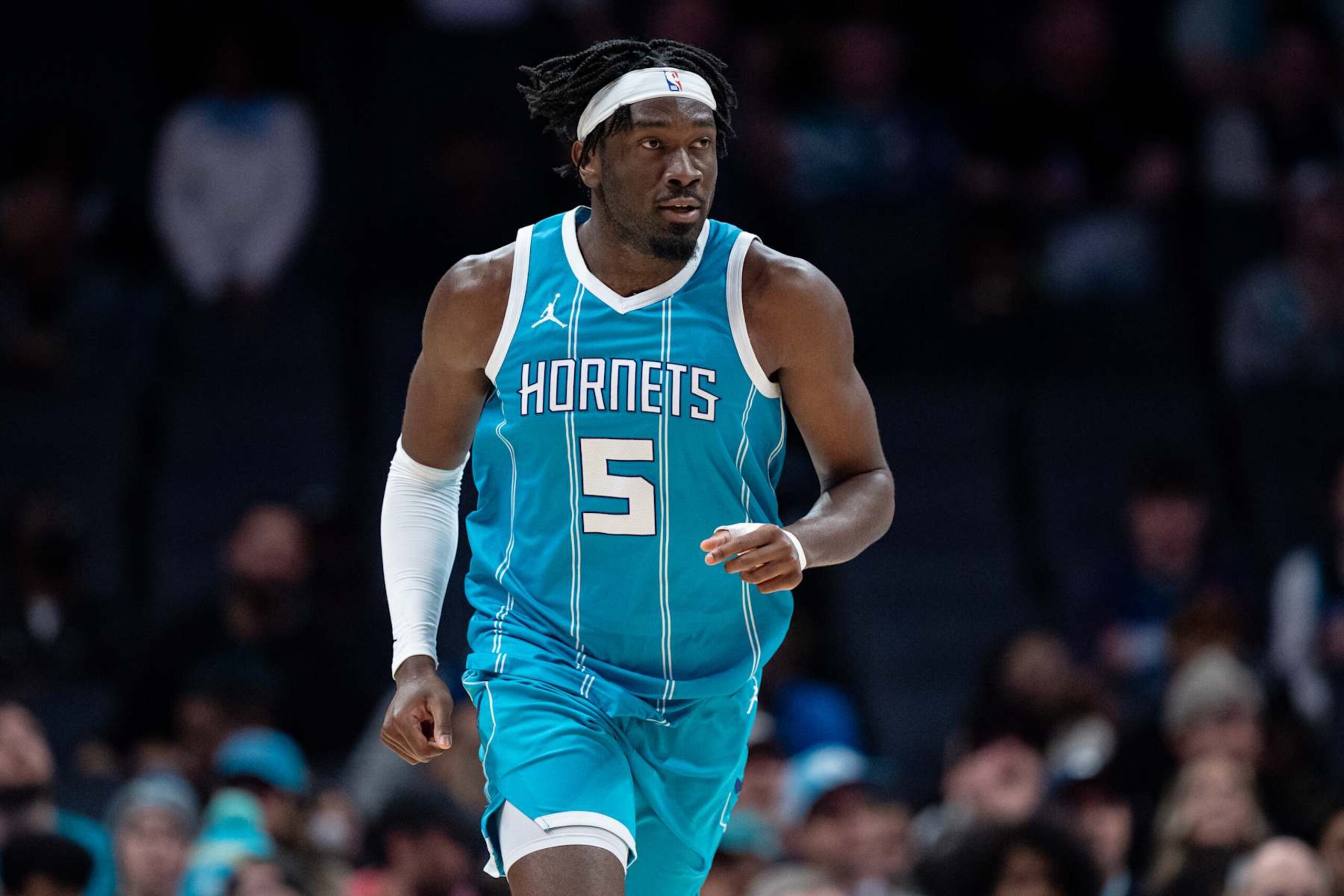 CHARLOTTE, NORTH CAROLINA - FEBRUARY 03: Mark Williams #5 of the Charlotte Hornets plays against the Washington Wizards during their game at Spectrum Center on February 03, 2025 in Charlotte, North Carolina. NOTE TO USER: User expressly acknowledges and agrees that, by downloading and or using this photograph, User is consenting to the terms and conditions of the Getty Images License Agreement. (Photo by Jacob Kupferman/Getty Images)