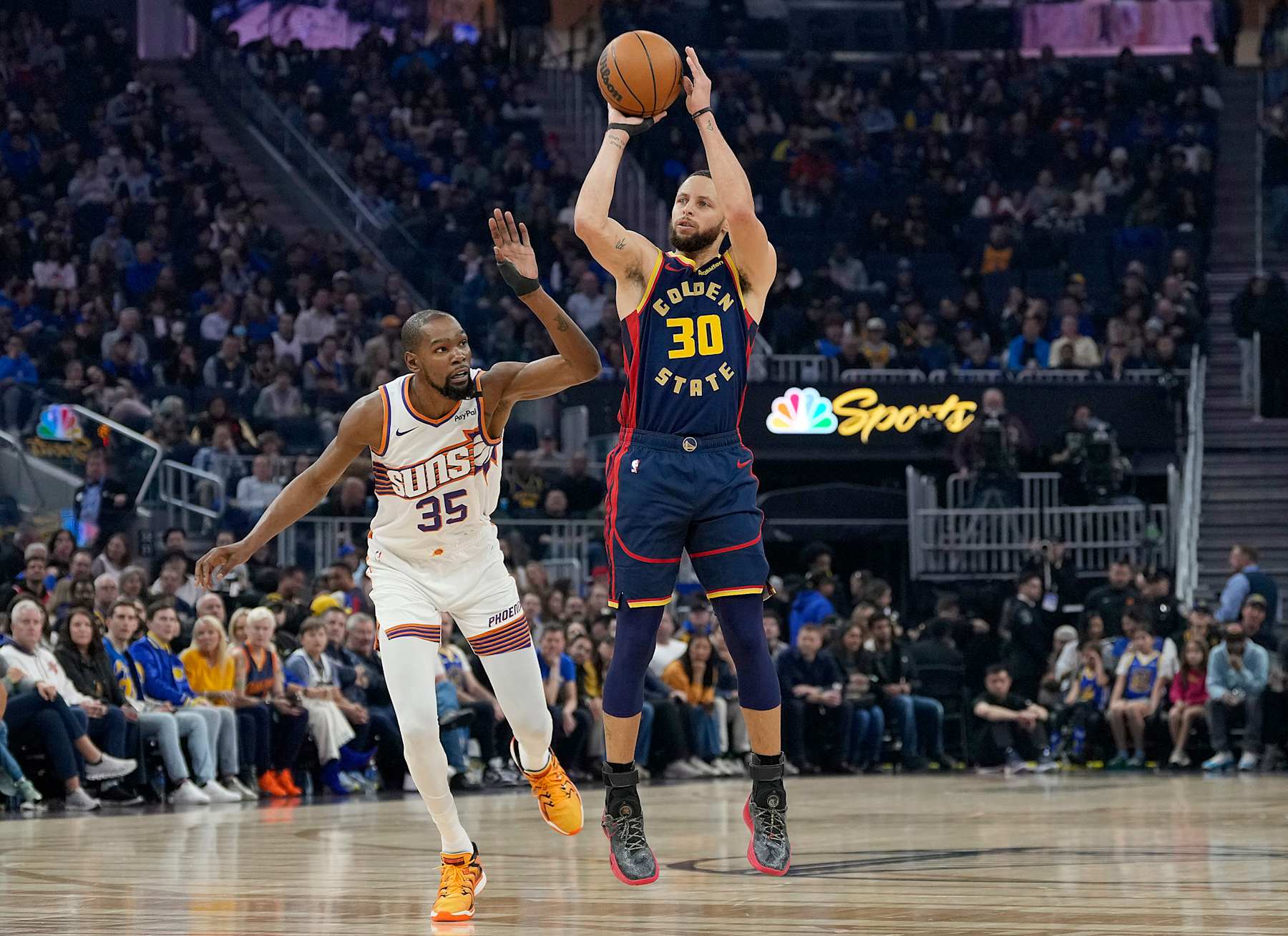 SAN FRANCISCO, CALIFORNIA - JANUARY 31: Stephen Curry #30 of the Golden State Warriors shoots over Kevin Durant #35 of the Phoenix Suns during the first half at Chase Center on January 31, 2025 in San Francisco, California. NOTE TO USER: User expressly acknowledges and agrees that, by downloading and or using this photograph, User is consenting to the terms and conditions of the Getty Images License Agreement. (Photo by Thearon W. Henderson/Getty Images)