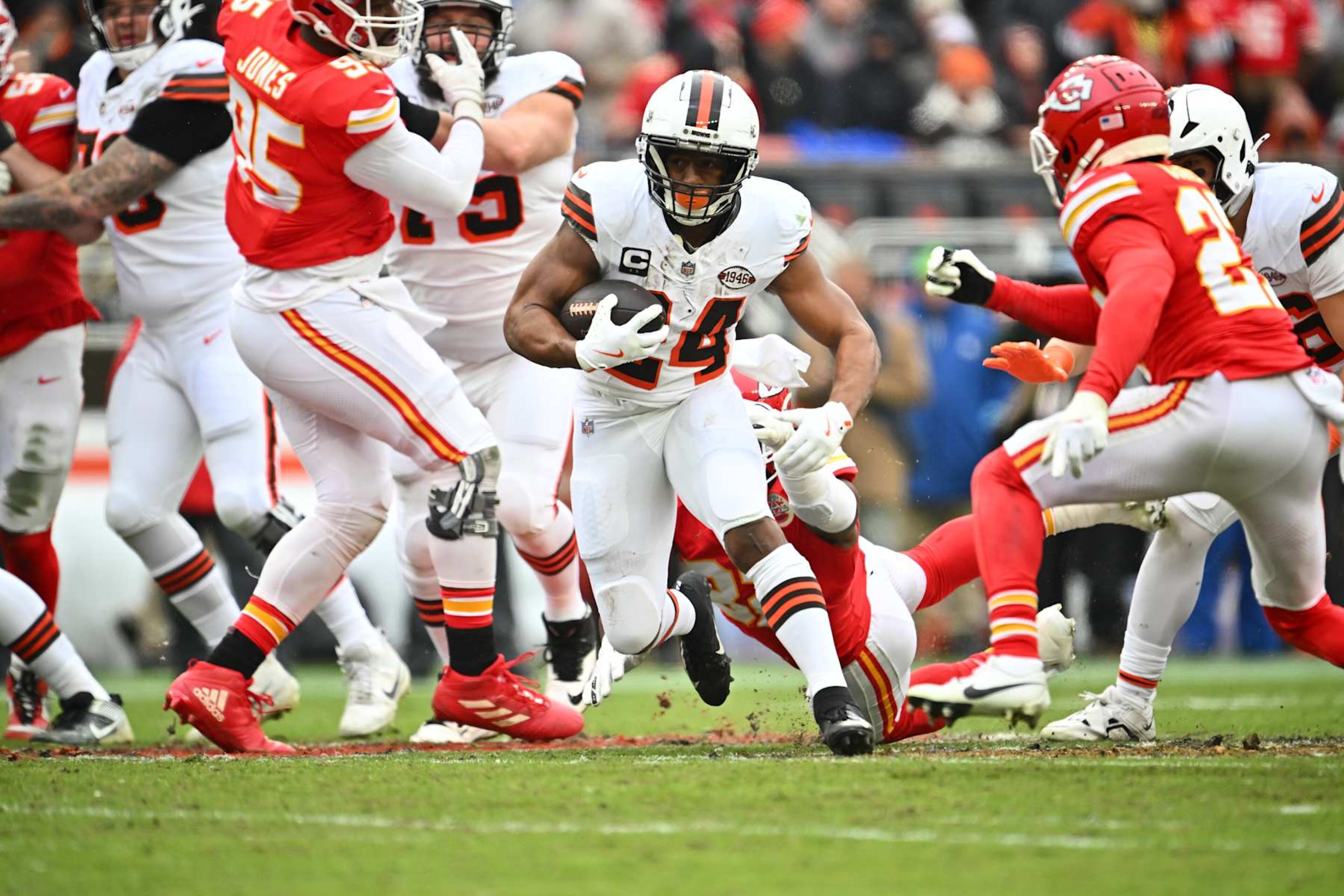 CLEVELAND, OHIO - DECEMBER 15: Running back Nick Chubb #24 of the Cleveland Browns runs the ball during the second quarter against the Kansas City Chiefs at Huntington Bank Field on December 15, 2024 in Cleveland, Ohio. The Chiefs defeated the Browns 21-7. (Photo by Jason Miller/Getty Images) CLEVELAND, OHIO - DECEMBER 15: Running back Nick Chubb #24 of the Cleveland Browns runs the ball during the second quarter against the Kansas City Chiefs at Huntington Bank Field on December 15, 2024 in Cleveland, Ohio. The Chiefs defeated the Browns 21-7. (Photo by Jason Miller/Getty Images)