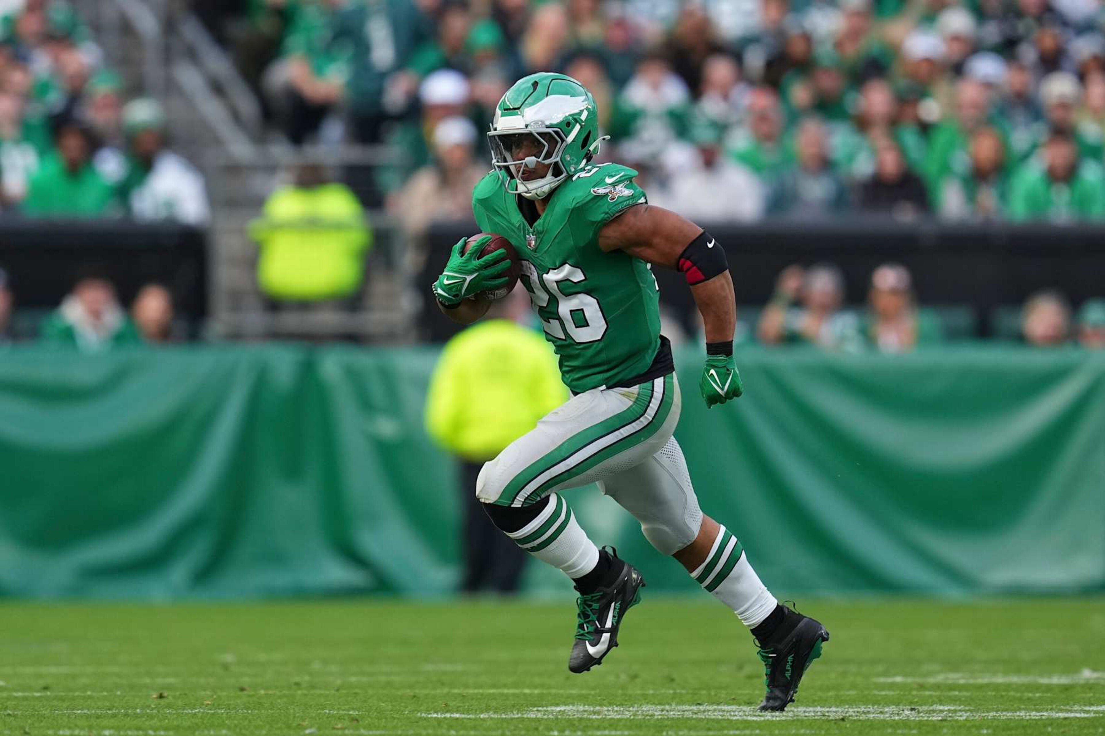 PHILADELPHIA, PENNSYLVANIA - DECEMBER 29: Saquon Barkley #26 of the Philadelphia Eagles runs the ball against the Dallas Cowboys at Lincoln Financial Field on December 29, 2024 in Philadelphia, Pennsylvania. (Photo by Mitchell Leff/Getty Images) PHILADELPHIA, PENNSYLVANIA - DECEMBER 29: Saquon Barkley #26 of the Philadelphia Eagles runs the ball against the Dallas Cowboys at Lincoln Financial Field on December 29, 2024 in Philadelphia, Pennsylvania. (Photo by Mitchell Leff/Getty Images)