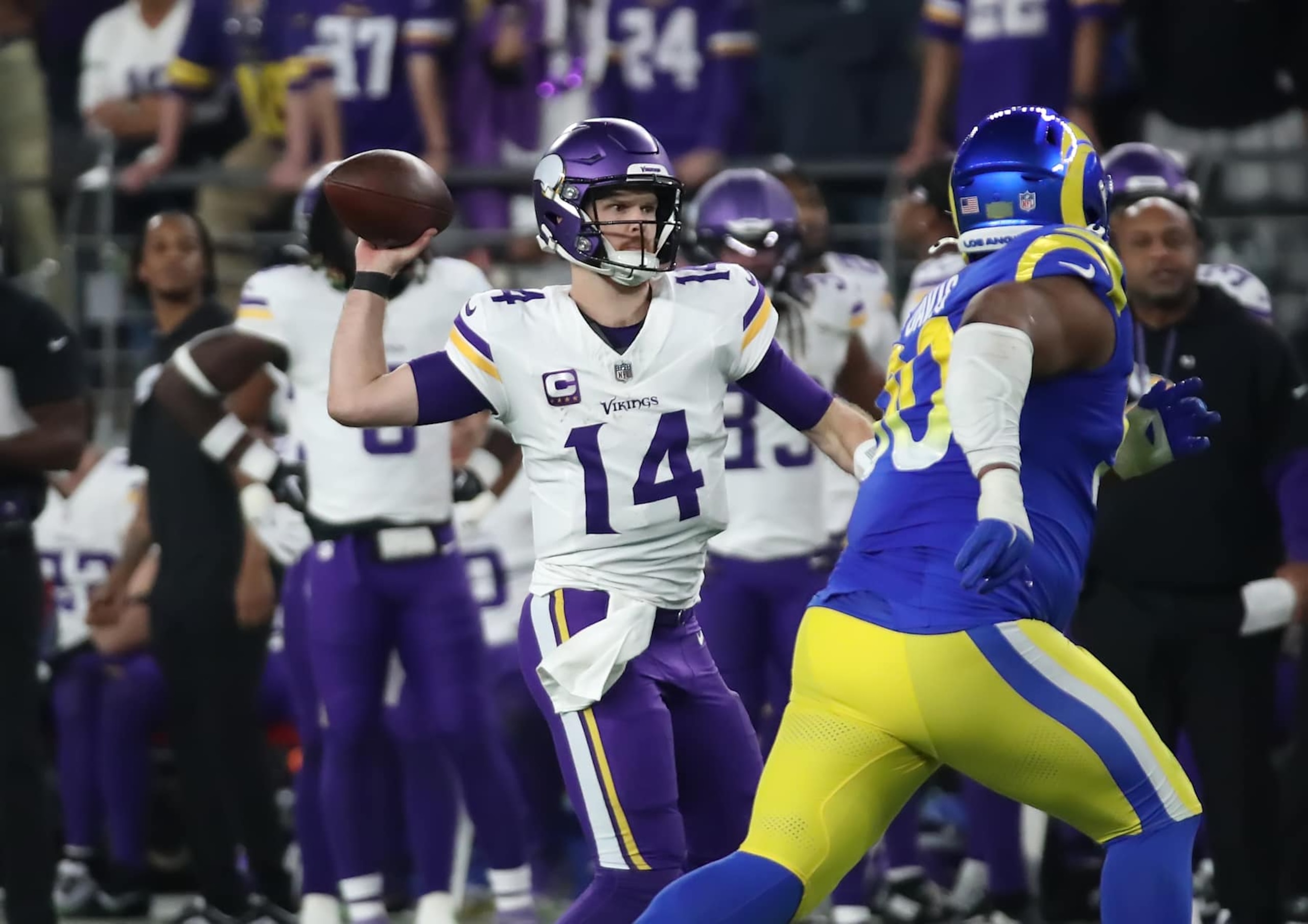 GLENDALE, ARIZONA - JANUARY 13: Quarterback Sam Darnold #14 of the Minnesota Vikings throws a touchdown pass to tightend T.J. Hockenson #87 during the second half of the Minnesota Vikings versus Los Angeles Rams NFL Wild Card football game at State Farm Stadium on January 13, 2025 in Glendale, Arizona. (Photo by Bruce Yeung/Getty Images)