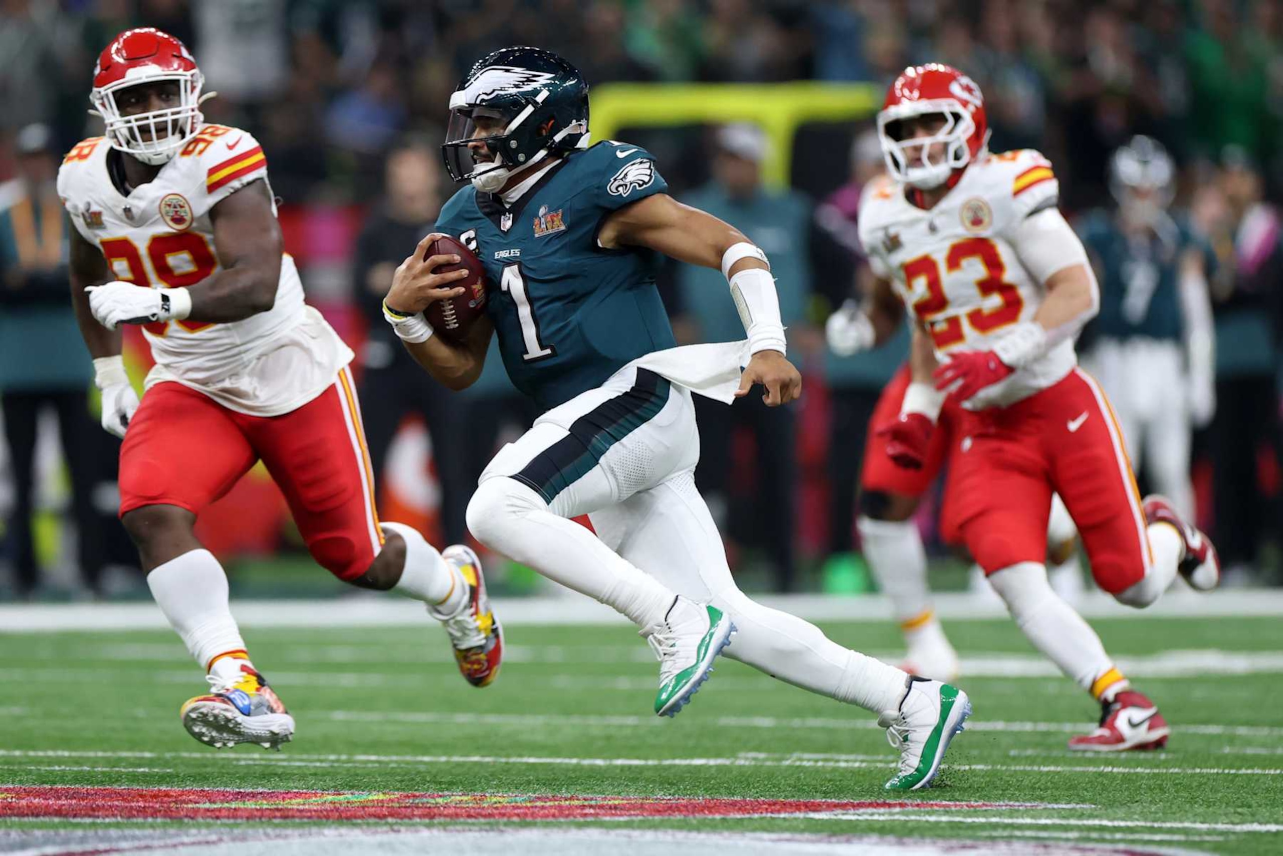 NEW ORLEANS, LOUISIANA - FEBRUARY 09: Jalen Hurts #1 of the Philadelphia Eagles runs the ball against Tershawn Wharton #98 and Drue Tranquill #23 of the Kansas City Chiefs in the third quarter during Super Bowl LIX at Caesars Superdome on February 09, 2025 in New Orleans, Louisiana. (Photo by Jamie Squire/Getty Images) NEW ORLEANS, LOUISIANA - FEBRUARY 09: Jalen Hurts #1 of the Philadelphia Eagles runs the ball against Tershawn Wharton #98 and Drue Tranquill #23 of the Kansas City Chiefs in the third quarter during Super Bowl LIX at Caesars Superdome on February 09, 2025 in New Orleans, Louisiana. (Photo by Jamie Squire/Getty Images)