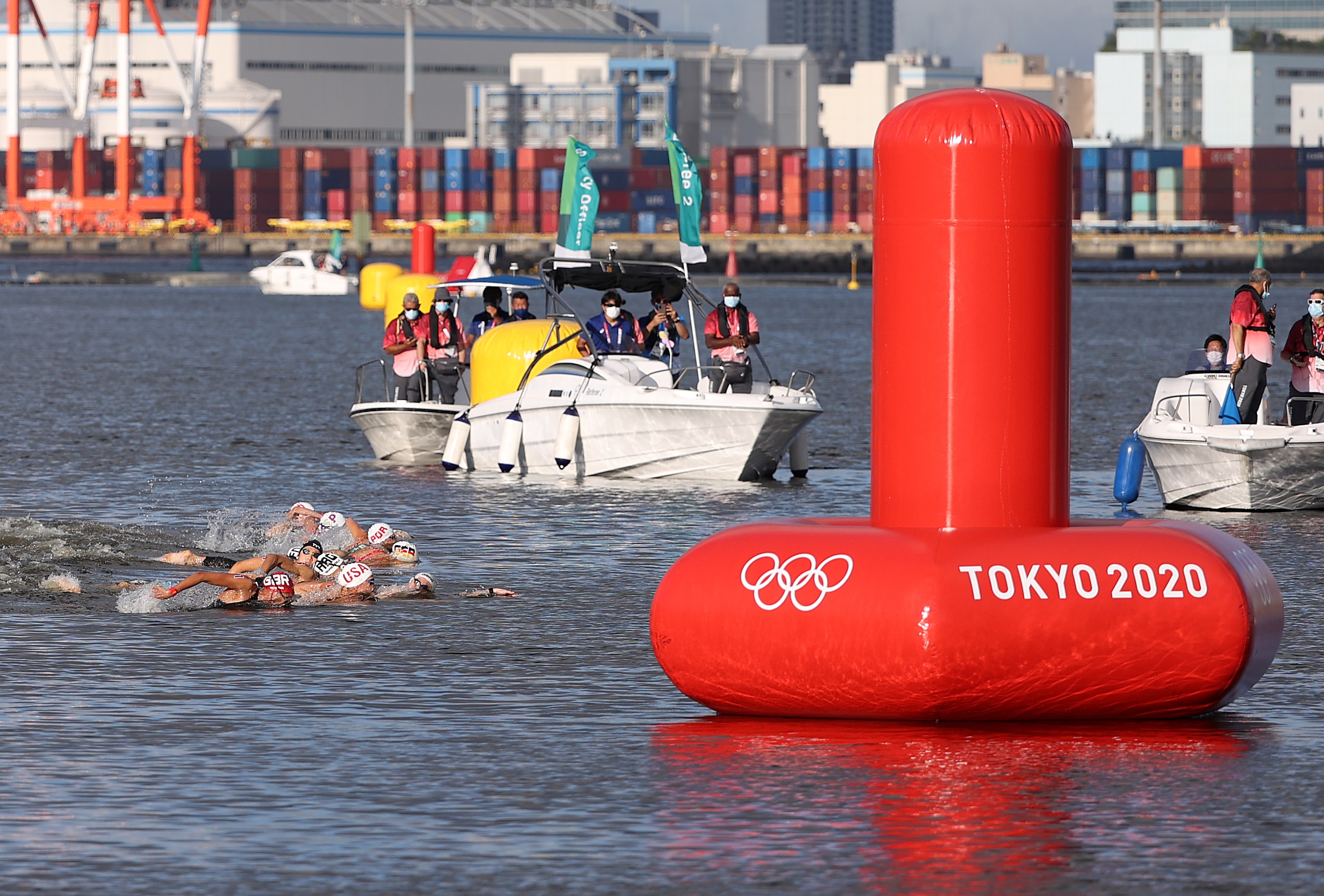 TOKYO, JAPAN - AUGUST 04: A general view as swimmers compete in the Women's 10km Marathon Swimming on day twelve of the Tokyo 2020 Olympic Games at Odaiba Marine Park on August 04, 2021 in Tokyo, Japan. (Photo by Atsushi Tomura/Getty Images)