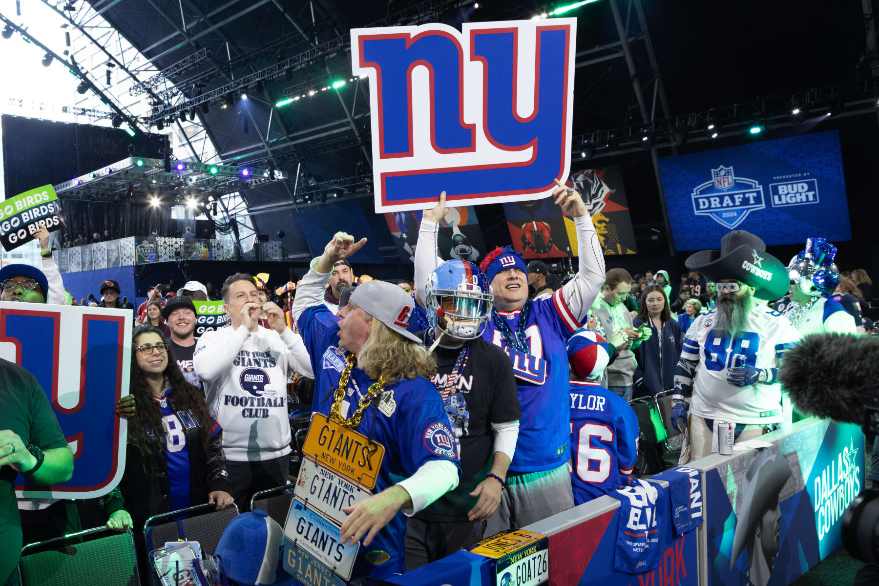 DETROIT, MI - APRIL 25: Fans of the New York Giants prepare for day 1 of the NFL Draft on April 25, 2024, at Campus Martius Park and Hart Plaza in Detroit, MI. (Photo by John Smolek/Icon Sportswire via Getty Images)