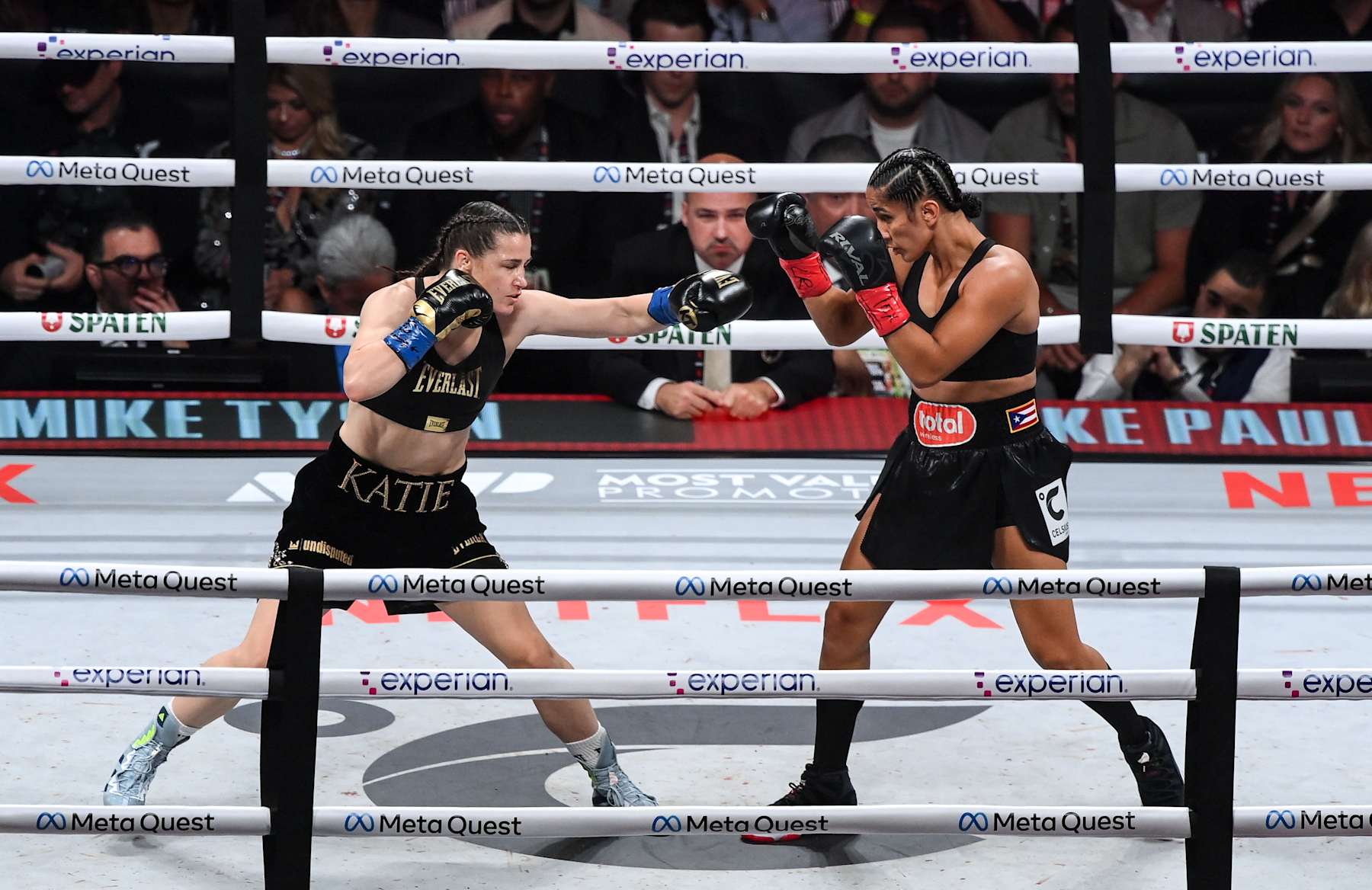 Texas , United States - 15 November 2024; Katie Taylor, left, and Amanda Serrano during their undisputed super lightweight championship fight at AT&T Stadium in Arlington, Texas, USA. (Photo By Stephen McCarthy/Sportsfile via Getty Images)