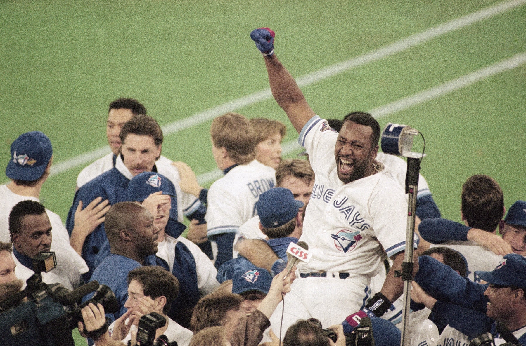 Toronto Blue Jays right fielder Joe Carter gets a victory ride on teammates' shoulders, after his game 6 winning home-run to beat the Philadelphia Phillies 6-4 and clinch the Jays second consecutive World Series championship, Oct. 24, 1993 in Toronto. (AP Photo/Elise Amendola)