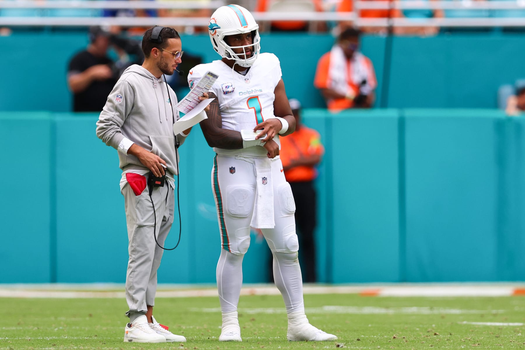 MIAMI GARDENS, FLORIDA - OCTOBER 08: Head coach Mike McDaniel talks with Tua Tagovailoa #1 of the Miami Dolphins during the fourth quarter against the New York Giants at Hard Rock Stadium on October 08, 2023 in Miami Gardens, Florida. (Photo by Megan Briggs/Getty Images)