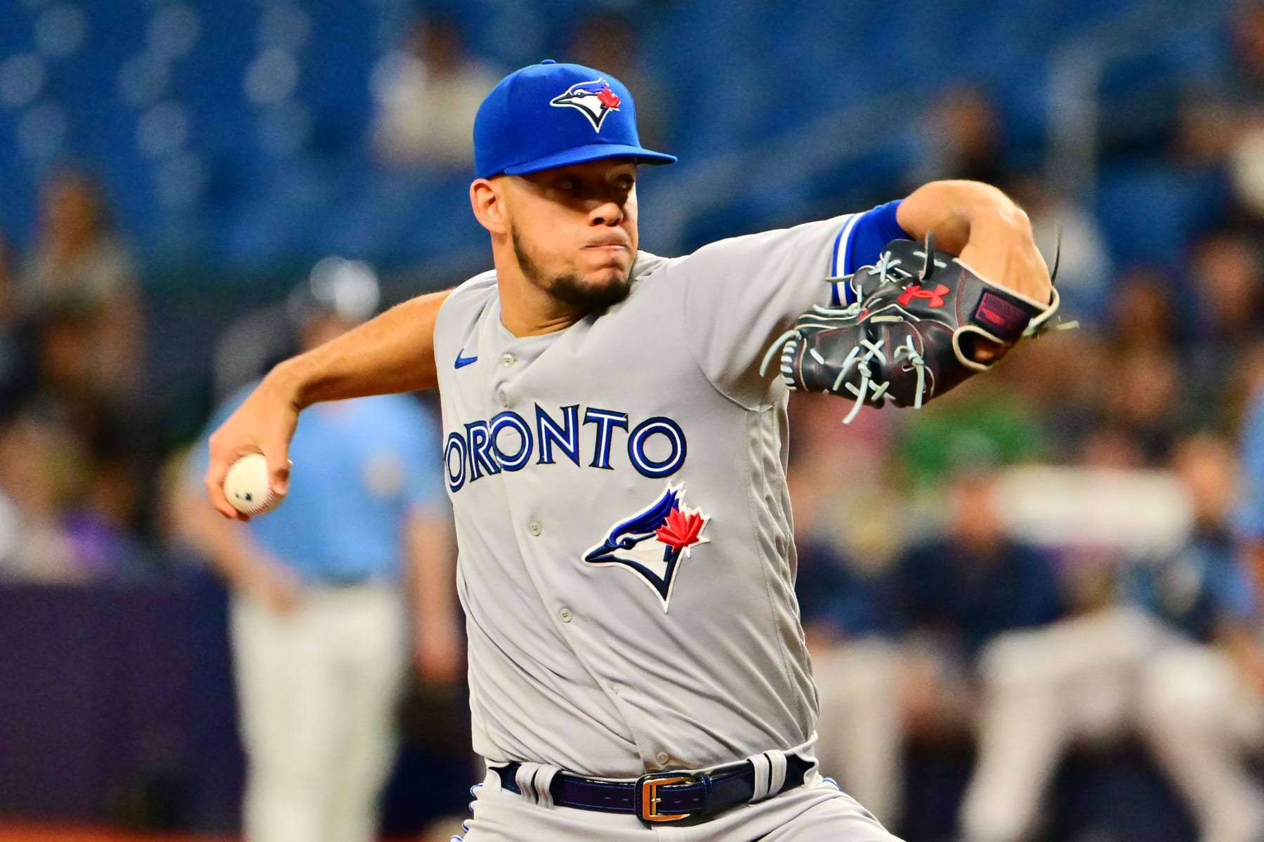 ST PETERSBURG, FLORIDA - SEPTEMBER 22: Jose Berrios #17 of the Toronto Blue Jays delivers a pitch to the Tampa Bay Rays in the first inning at Tropicana Field on September 22, 2022 in St Petersburg, Florida. (Photo by Julio Aguilar/Getty Images)