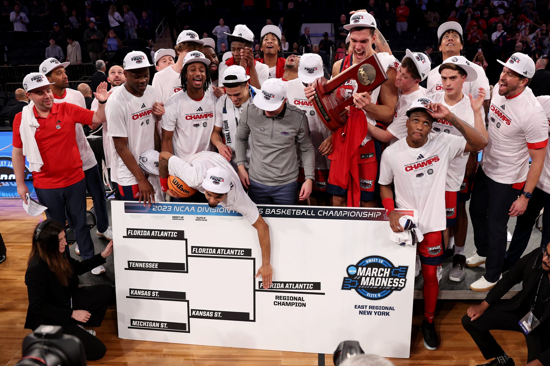 NEW YORK, NEW YORK - MARCH 25: The Florida Atlantic Owls celebrate after defeating the Kansas State Wildcats in the Elite Eight round game of the NCAA Men's Basketball Tournament at Madison Square Garden on March 25, 2023 in New York City. (Photo by Elsa/Getty Images)