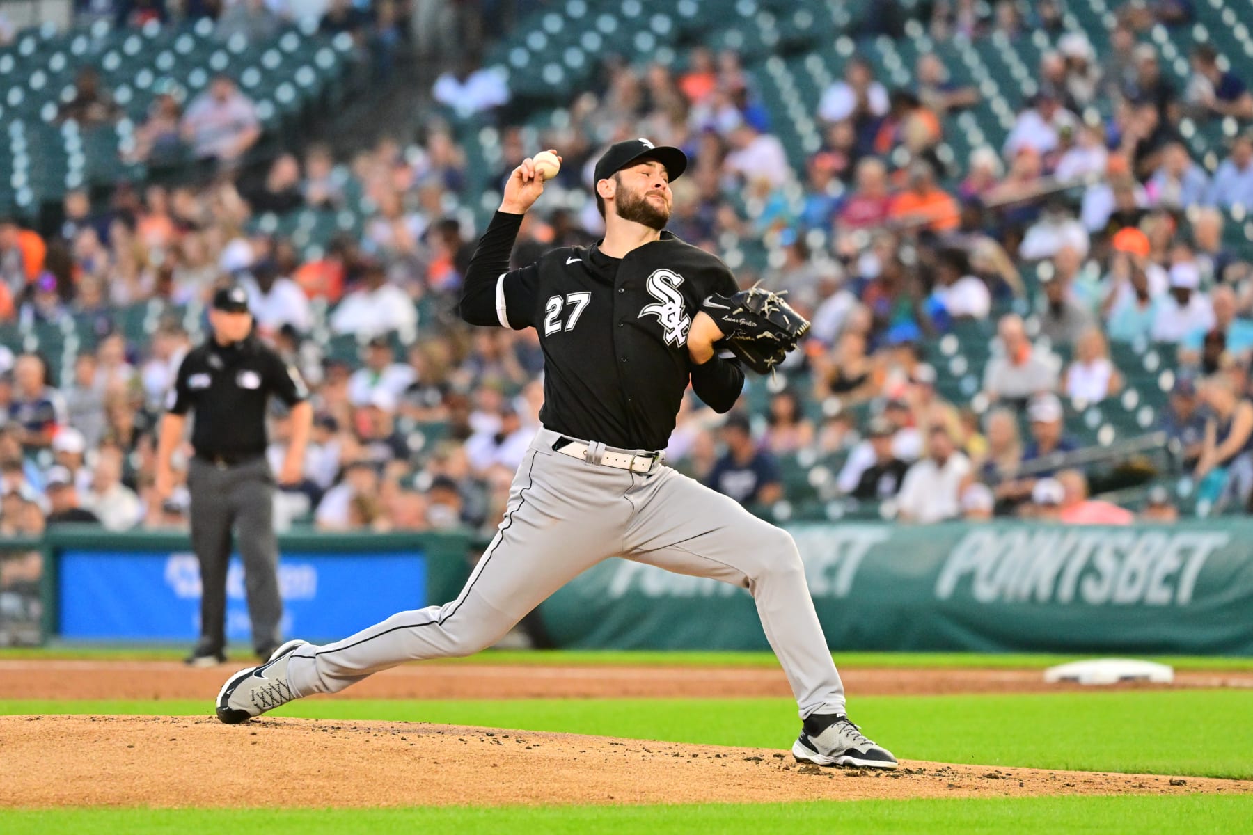 DETROIT, MI - SEPTEMBER 16: Chicago White Sox starting pitcher Lucas Giolito (27) pitches during the Detroit Tigers versus the Chicago White Sox on Friday September 16, 2022 at Comerica Park in Detroit, MI. (Photo by Steven King/Icon Sportswire via Getty Images)