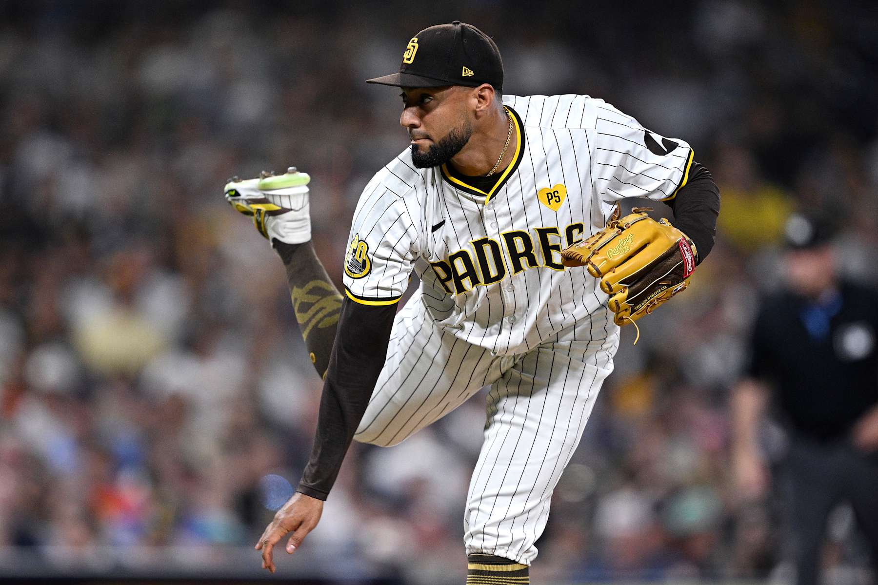 SAN DIEGO, CALIFORNIA - SEPTEMBER 05: Robert Suarez #75 of the San Diego Padres pitches during the ninth inning against the Detroit Tigers at Petco Park on September 05, 2024 in San Diego, California. (Photo by Orlando Ramirez/Getty Images)