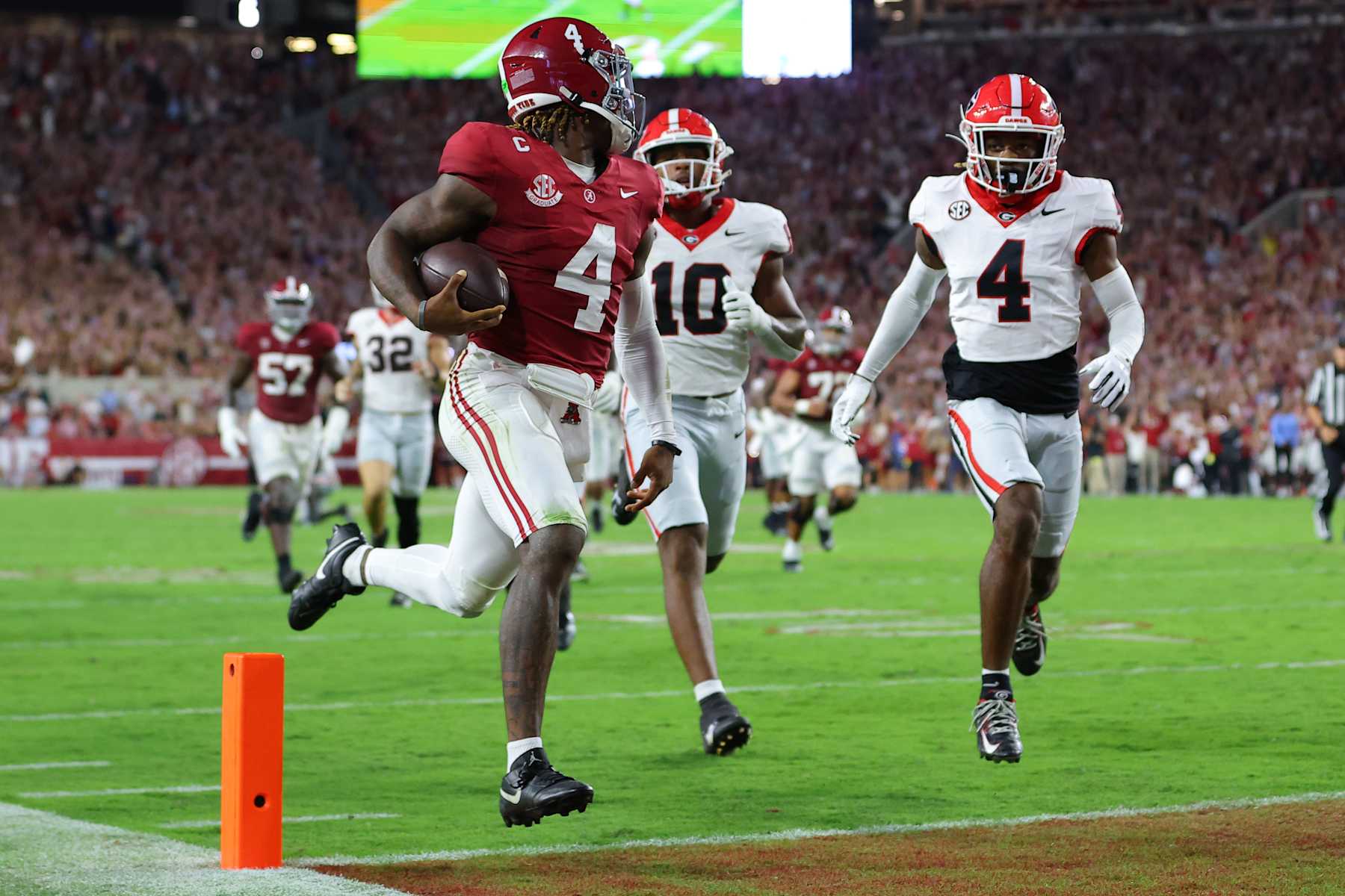 TUSCALOOSA, ALABAMA - SEPTEMBER 28: Jalen Milroe #4 of the Alabama Crimson Tide scores a rushing touchdown past Damon Wilson II #10 of the Georgia Bulldogs and KJ Bolden #4 of the Georgia Bulldogs during the second quarter at Bryant-Denny Stadium on September 28, 2024 in Tuscaloosa, Alabama. (Photo by Kevin C. Cox/Getty Images)