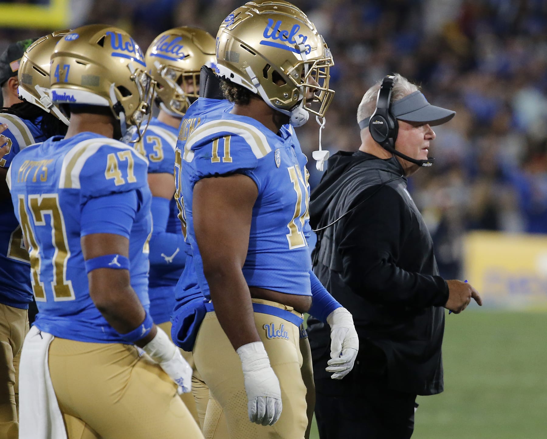 PASADENA, CALIF., NOV 19, 2022. UCLA head coach Chip Kelly on the sideline in the first half of the annual crosstown rivalry game against USC, played at the Rose Bowl in Pasadena on Saturday night, Nov. 19, 2022.  (Luis Sinco / Los Angeles Times via Getty Images)