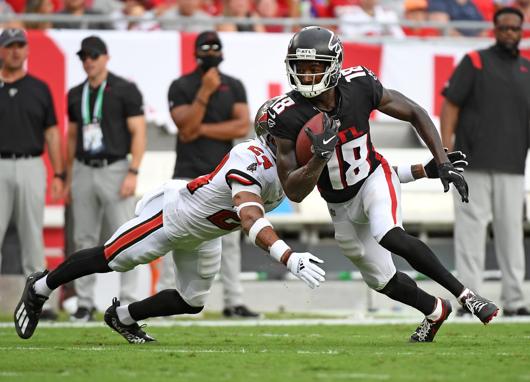 TAMPA, FLORIDA - SEPTEMBER 19: Calvin Ridley #18 of the Atlanta Falcons runs upfield after catching a pass against Carlton Davis #24 of the Tampa Bay Buccaneers in the third quarter of the game at Raymond James Stadium on September 19, 2021 in Tampa, Florida. (Photo by Eric Espada/Getty Images)