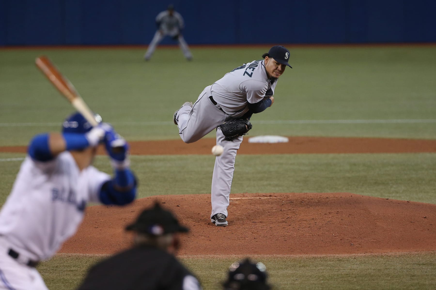 TORONTO, CANADA - SEPTEMBER 23: Felix Hernandez #34 of the Seattle Mariners delivers a pitch in the first inning during MLB game action to Jose Bautista #19 of the Toronto Blue Jays on September 23, 2014 at Rogers Centre in Toronto, Ontario, Canada. (Photo by Tom Szczerbowski/Getty Images)