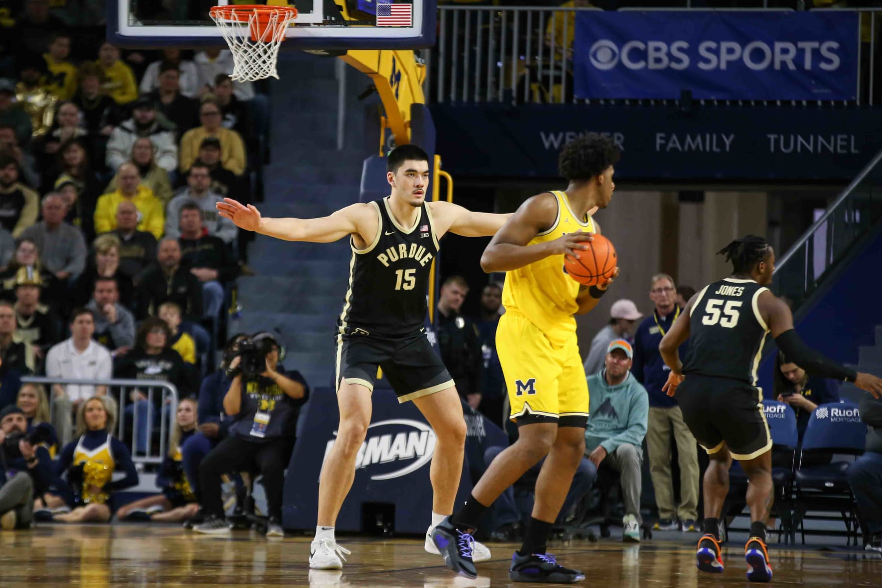 ANN ARBOR, MI - FEBRUARY 25:  Purdue Boilermakers center Zach Edey (15) plays defense during a Big Ten Conference college basketball game between the Purdue (3/3) Boilermakers and the Michigan Wolverines on February 25, 2024 at Crisler Center in Ann Arbor, Michigan.  (Photo by Scott W. Grau/Icon Sportswire via Getty Images)